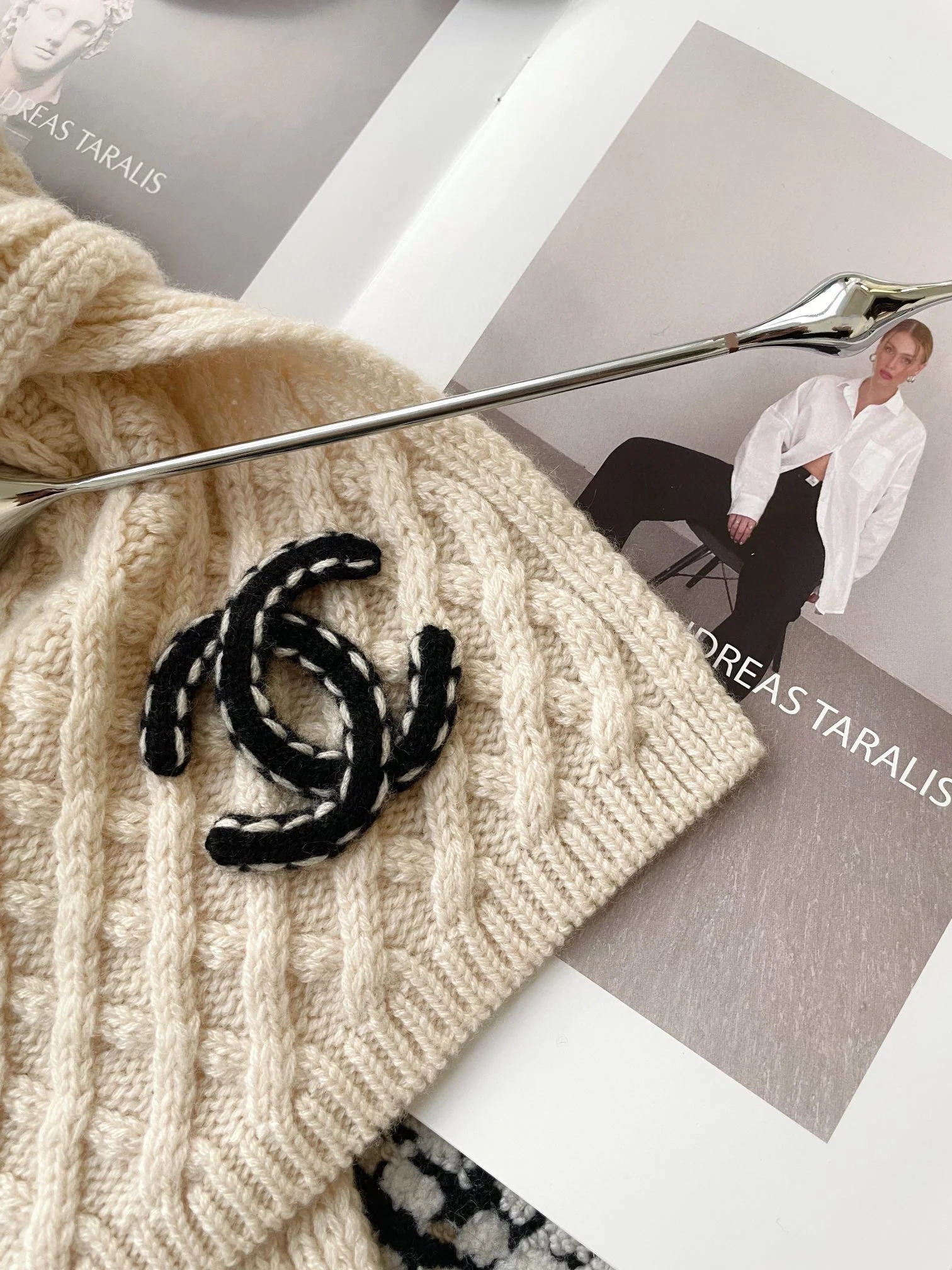 Вязаный шерстяной шарф Chanel 2024 года - кремовый