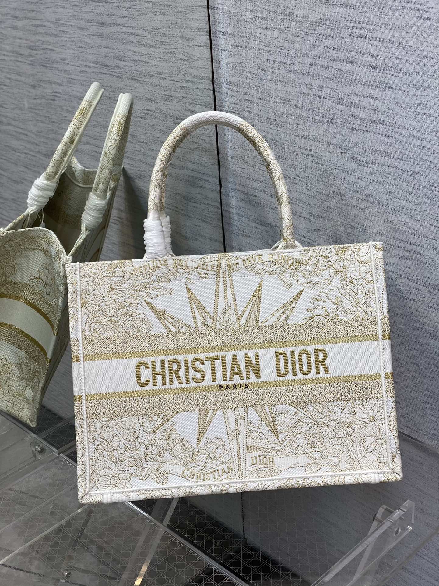 Сумка Dior Booktote с вышивкой — восьмиконечная звезда, серия ?Золотая нить? — 36x18x28 см