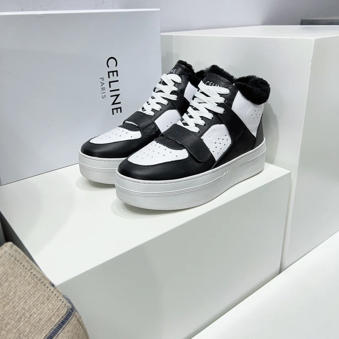 Новинка осенне-зимней коллекции Celine 2022 — высокие кеды на платформе с меховой отделкой — черные.