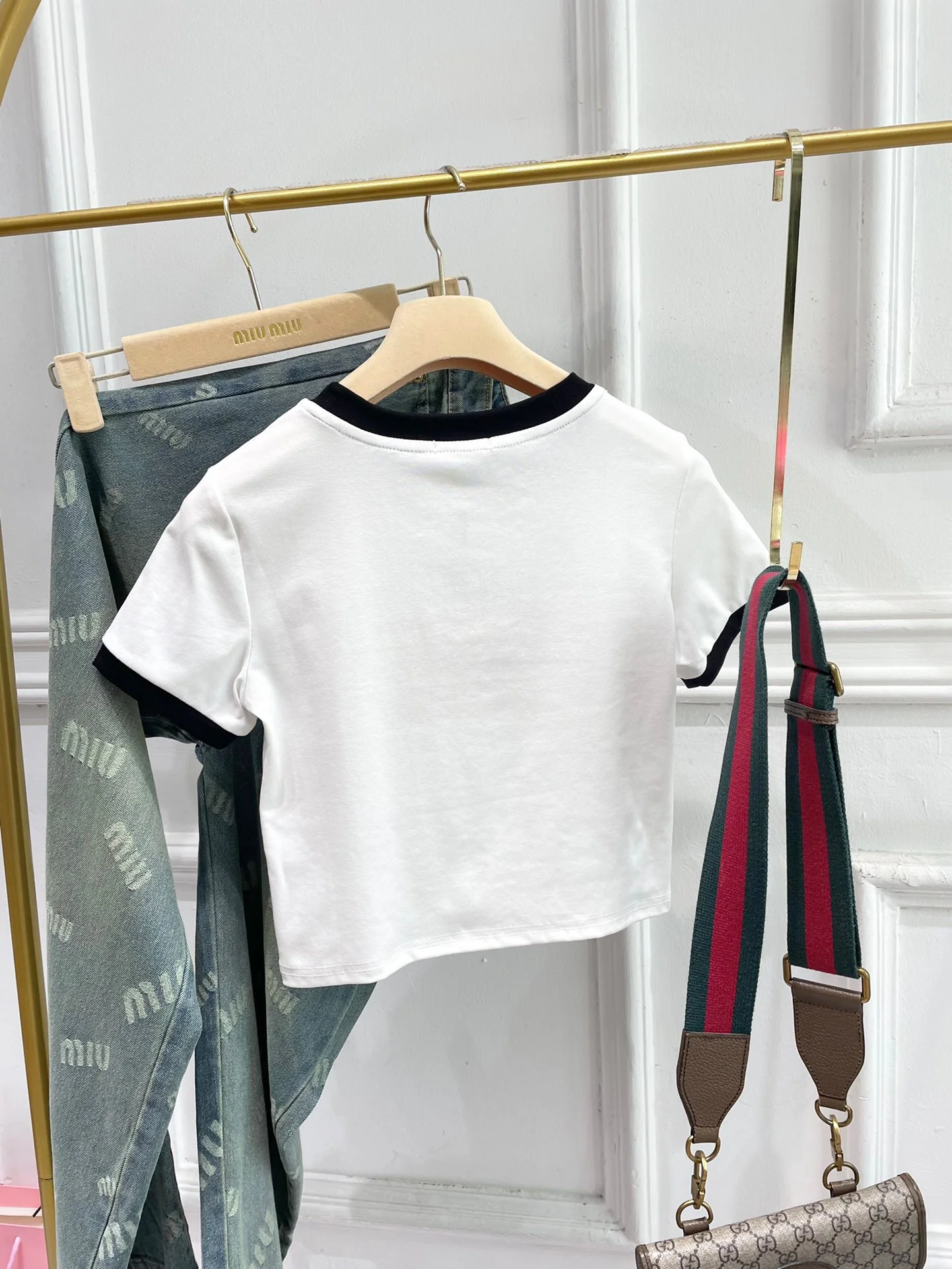 Футболка Miu Miu 2404 с коротким рукавом и принтом в виде букв, с черной отделкой.