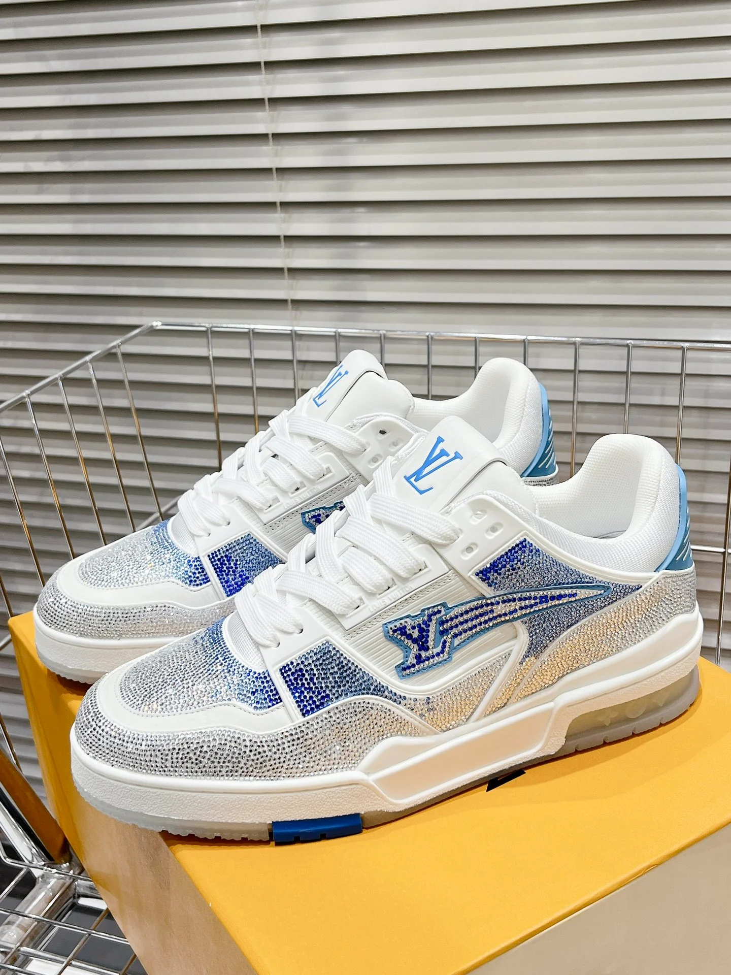 Кроссовки LV Trainer - обувь для скейтбординга - глянцевые белые и синие - унисекс