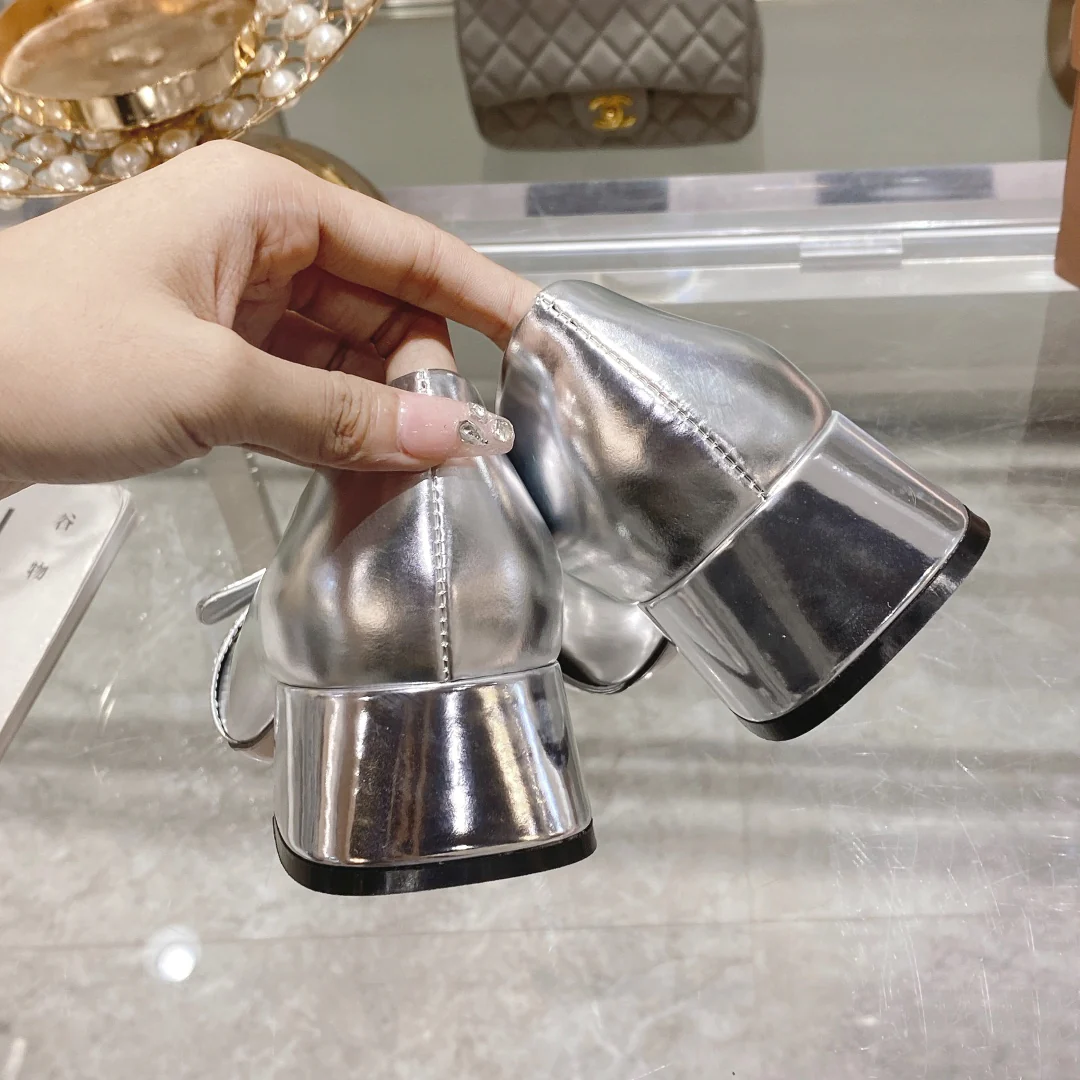 Новинка сезона осень/зима 2022 от Miu Miu - Туфли на низком каблуке с квадратным носком - Серебристые