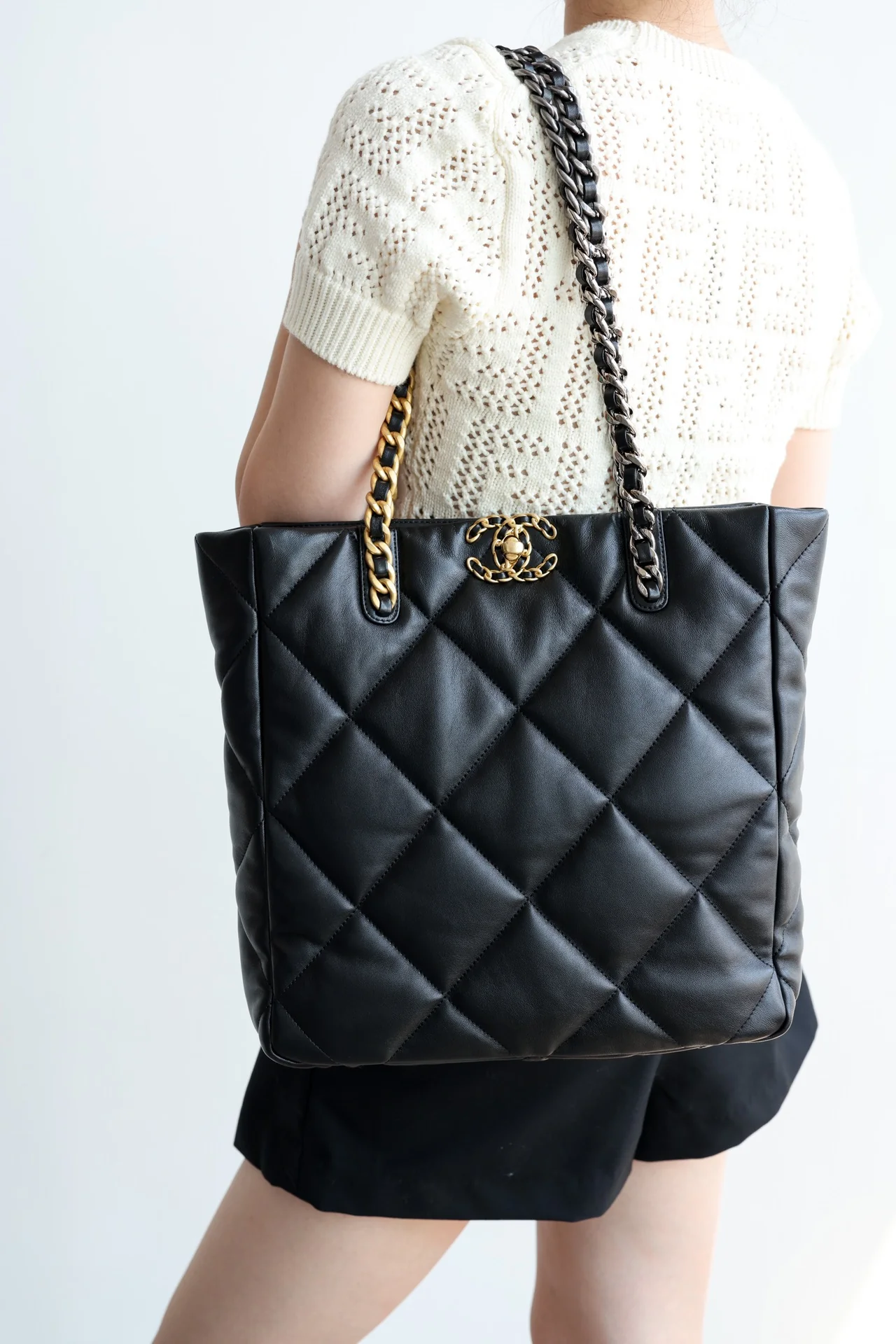 Новинка сезона осень/зима 2022 от Chanel - сумка-шоппер из 19 сумок - черно-золотая.