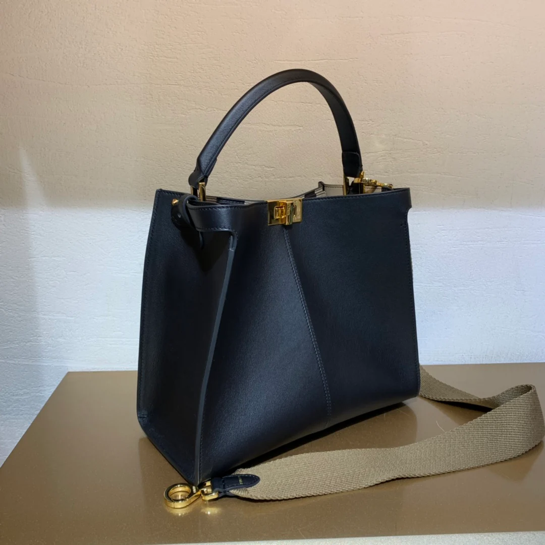 Сумка Fendi Peekaboo Lite Medium из черной кожи.