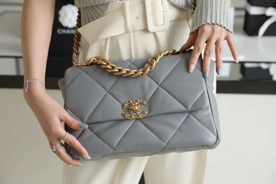 Сумка Chanel 19 — средне-серый