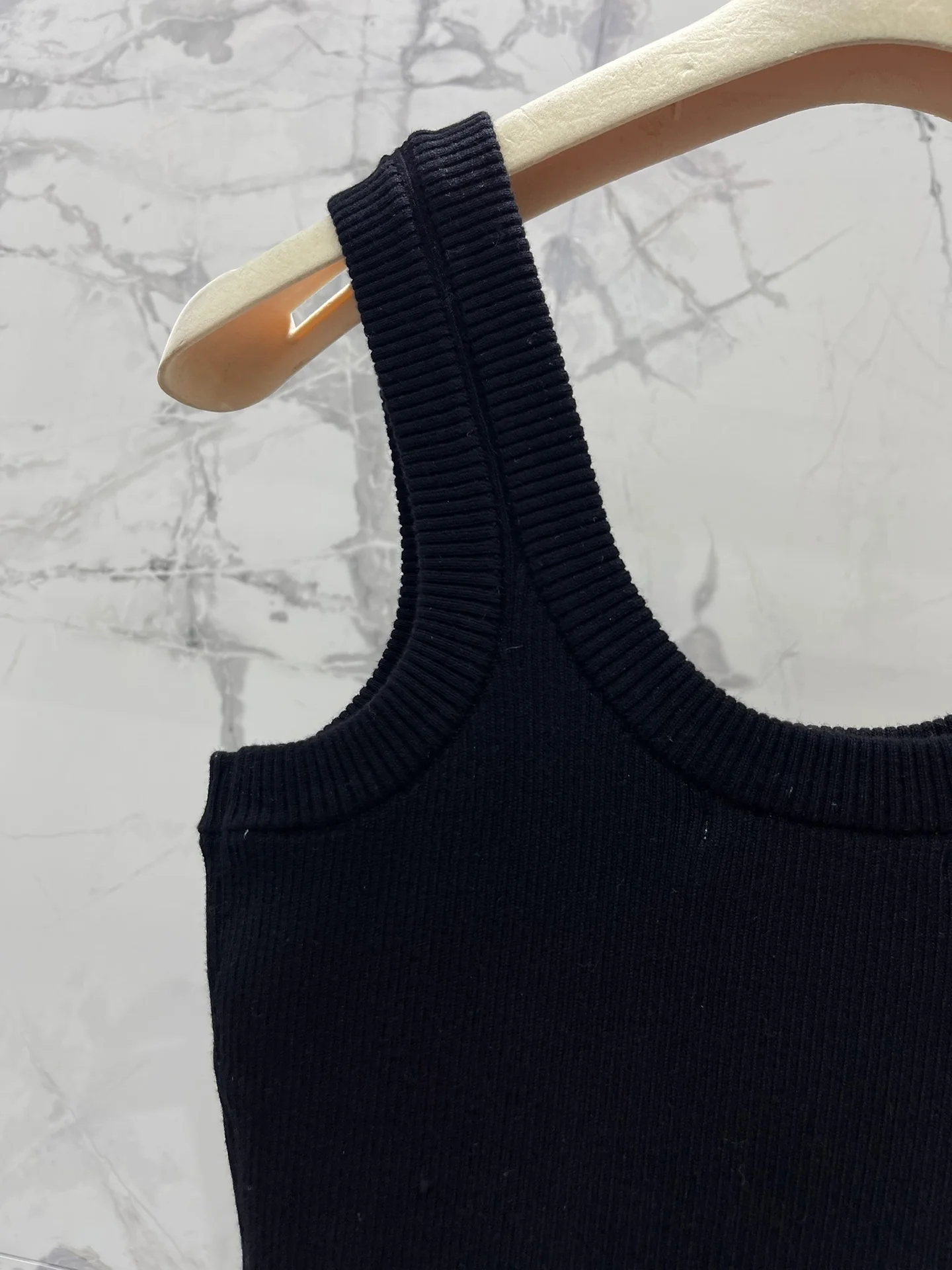 Miu Miu - Летняя новинка 2404-24: Элегантный вязаный жилет с U-образным вырезом - Черный