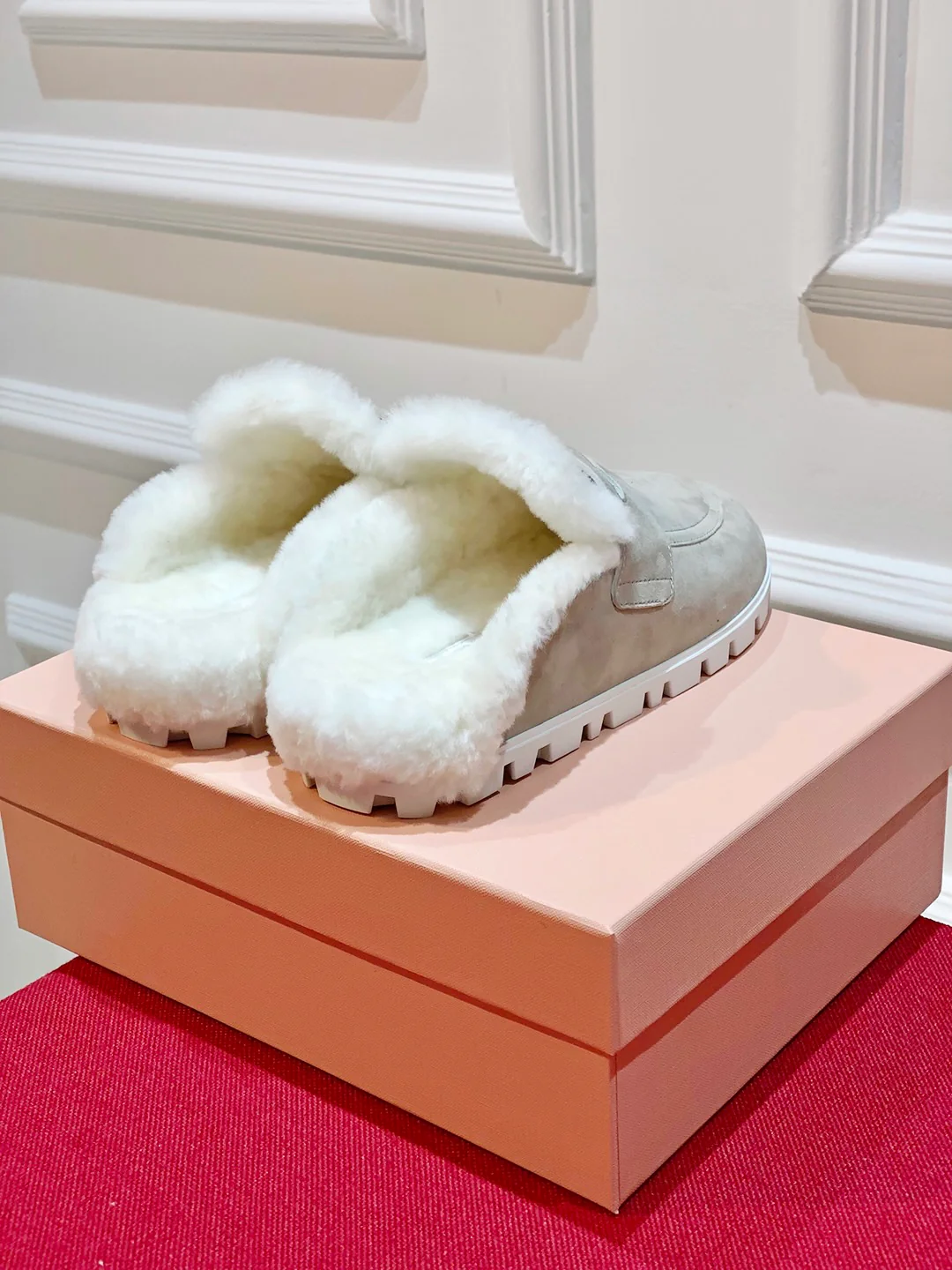 Новинка сезона осень/зима 2023 от Miu Miu - Меховые тапочки с золотой пряжкой - Светло-серые