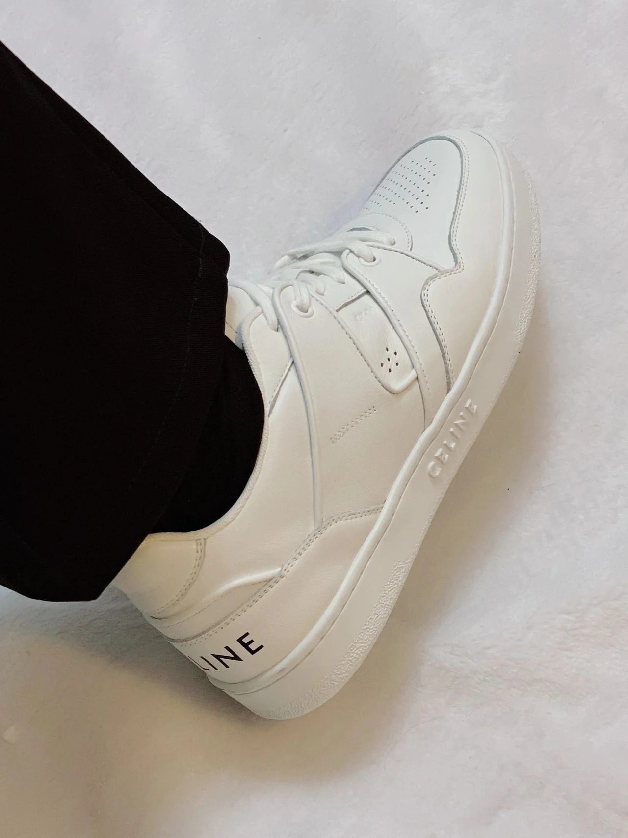 Новинка 2022 года от Celine - Белые кроссовки/Повседневная обувь - Унисекс - Черные - Фотографии людей в них
