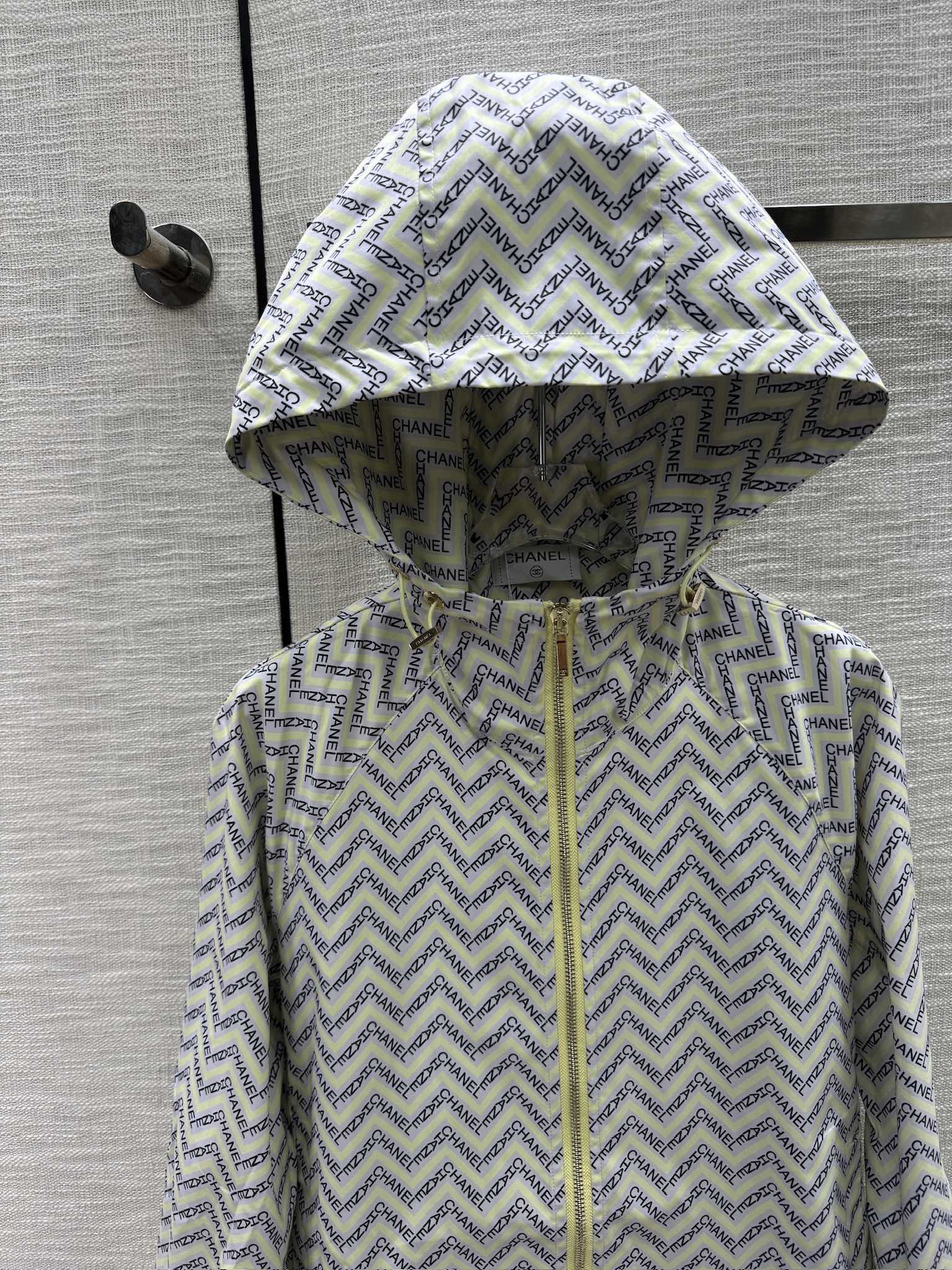 Костюм Chanel 2404 с буквенным принтом - зеленый