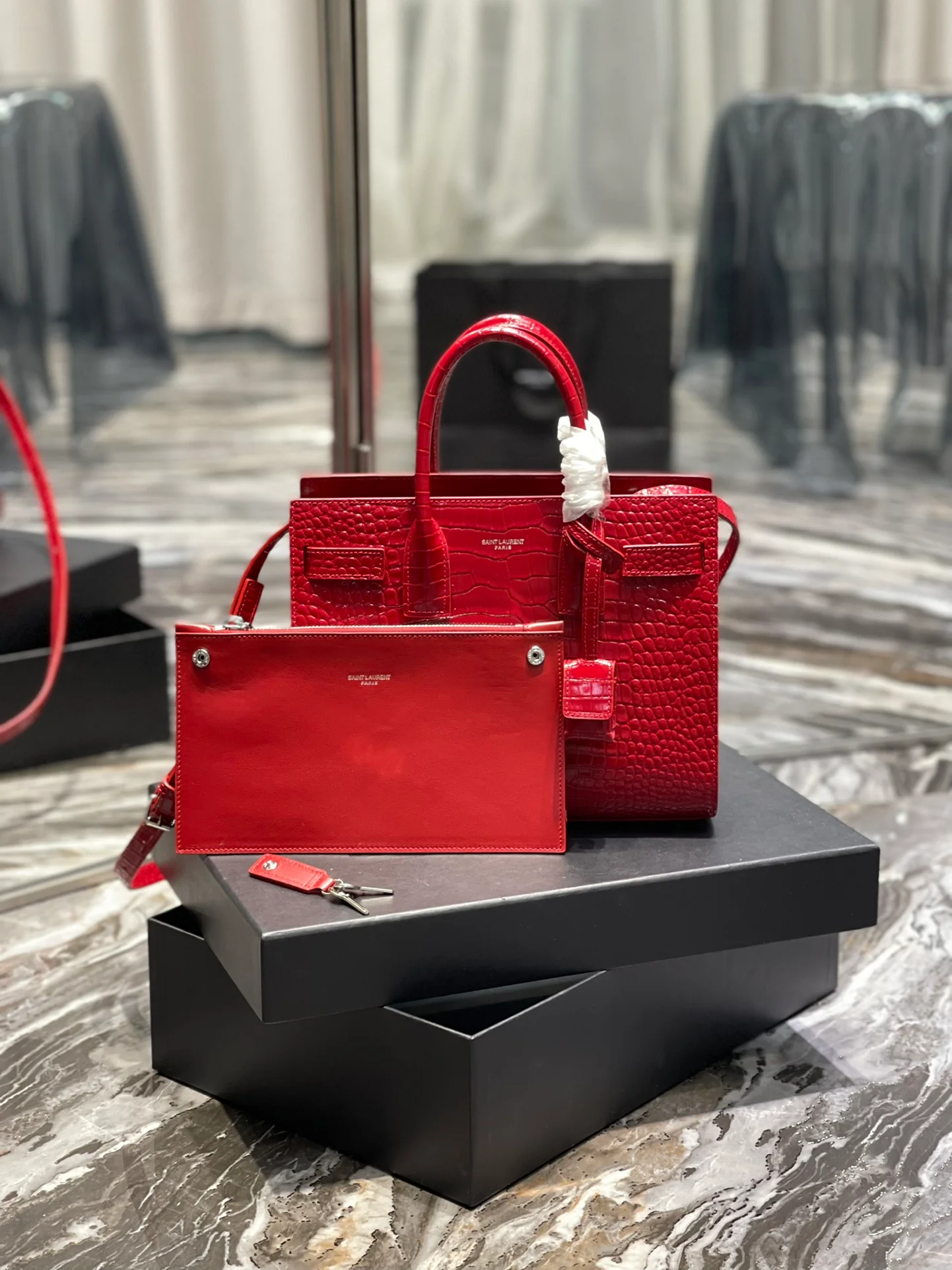 Сумка-мессенджер YSL Sac-de-jour с тиснением под крокодиловую кожу - красная
