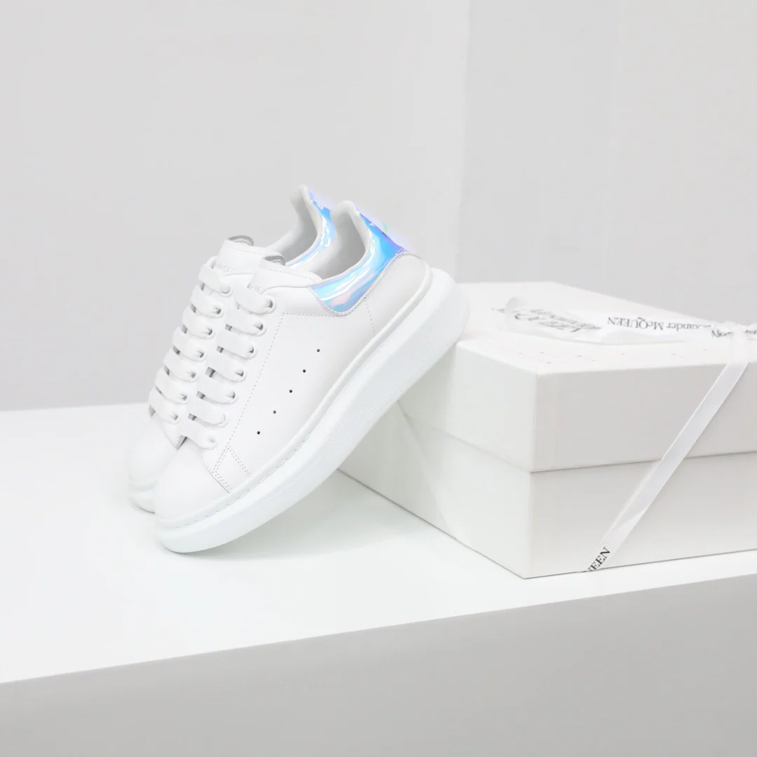 Классические белые кроссовки McQueen - светоотражающие, сине-розовые
