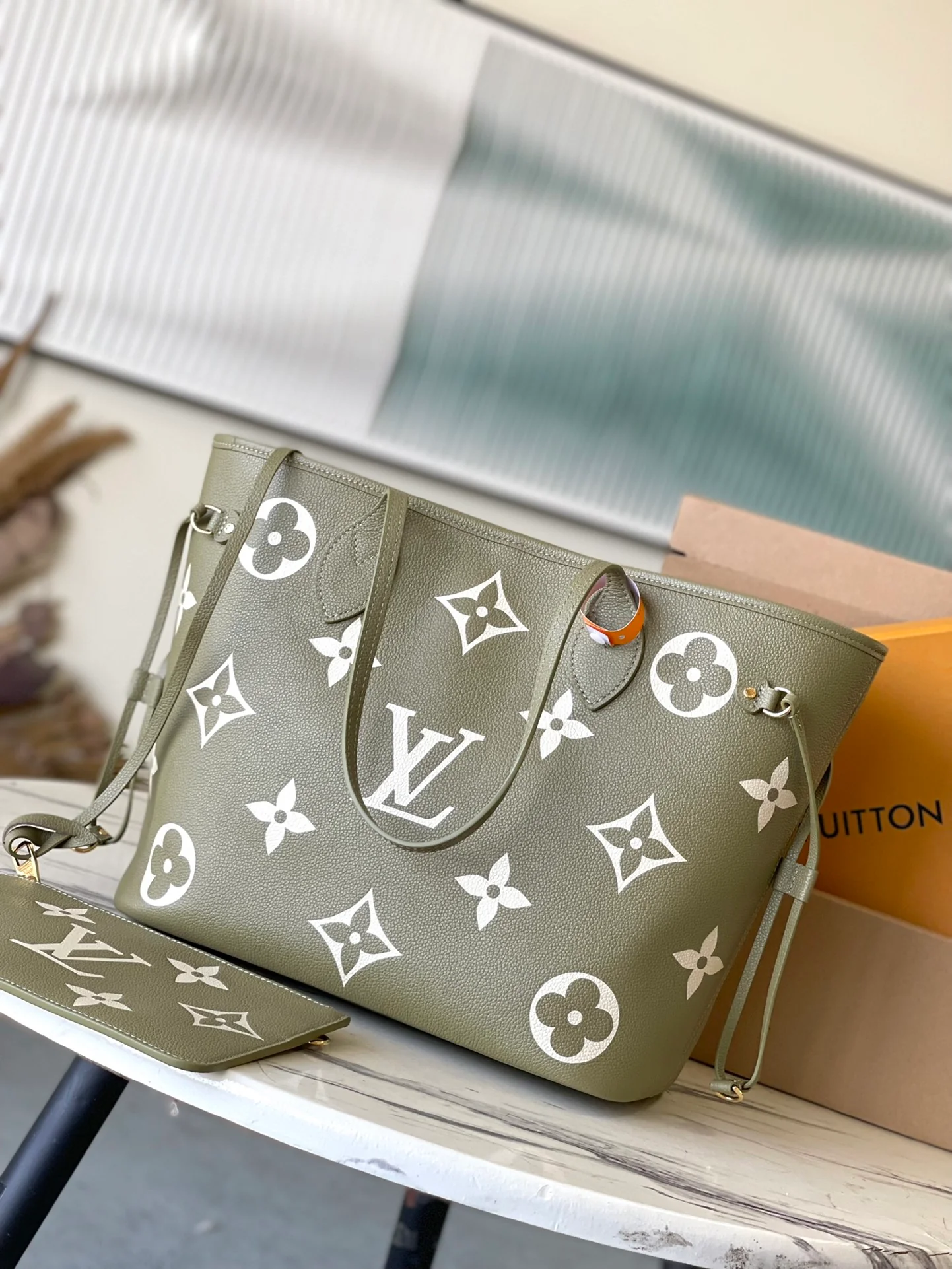 m46649-LV-neverfull-handbag-avocado green