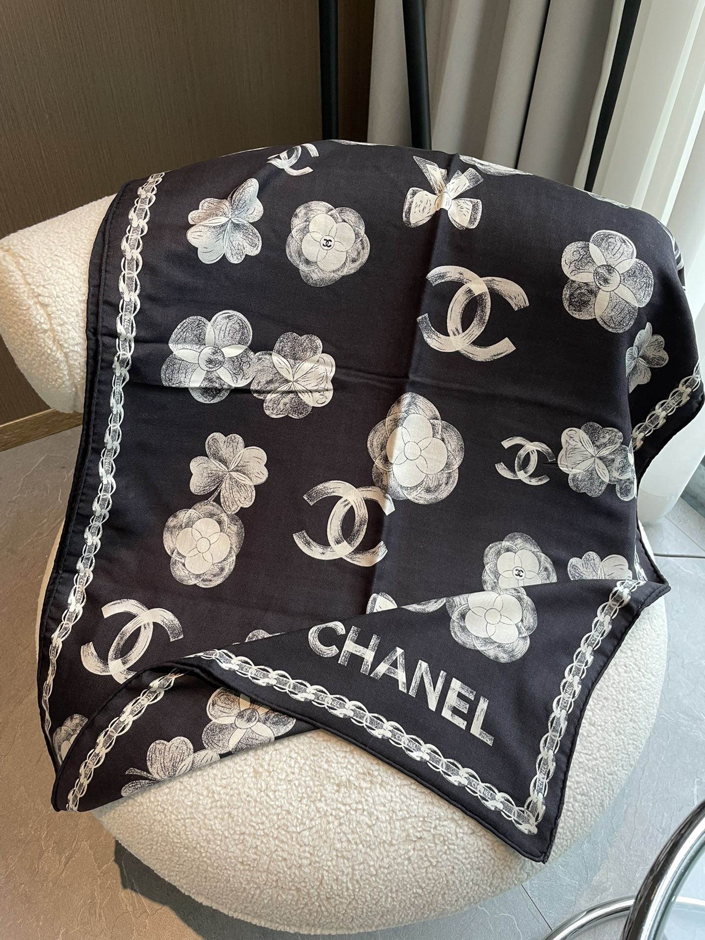 Бархатный шарф Chanel Camellia 2024 - 65-185 - Черный