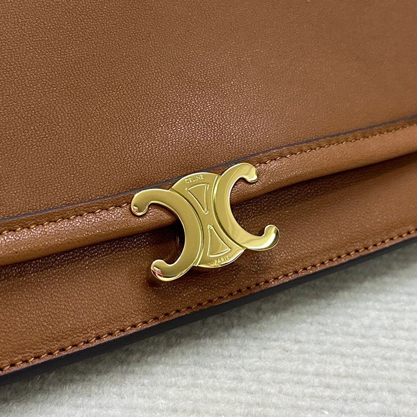 Новинка сезона весна/лето 2026 от Celine - Soft Triomphe Besace - овечья кожа - коричневый цвет