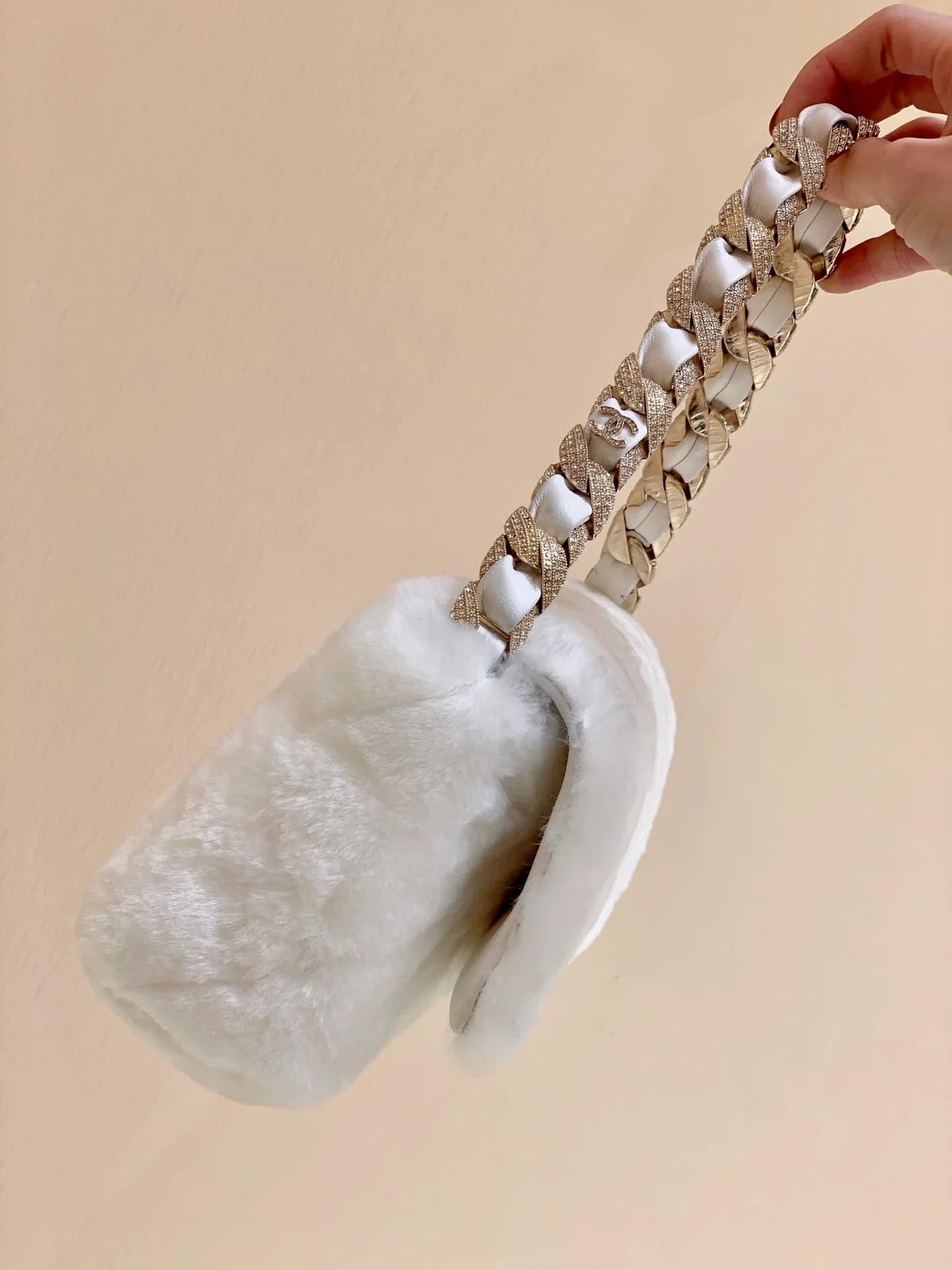 Сумка Chanel из овчины с бриллиантовой цепочкой