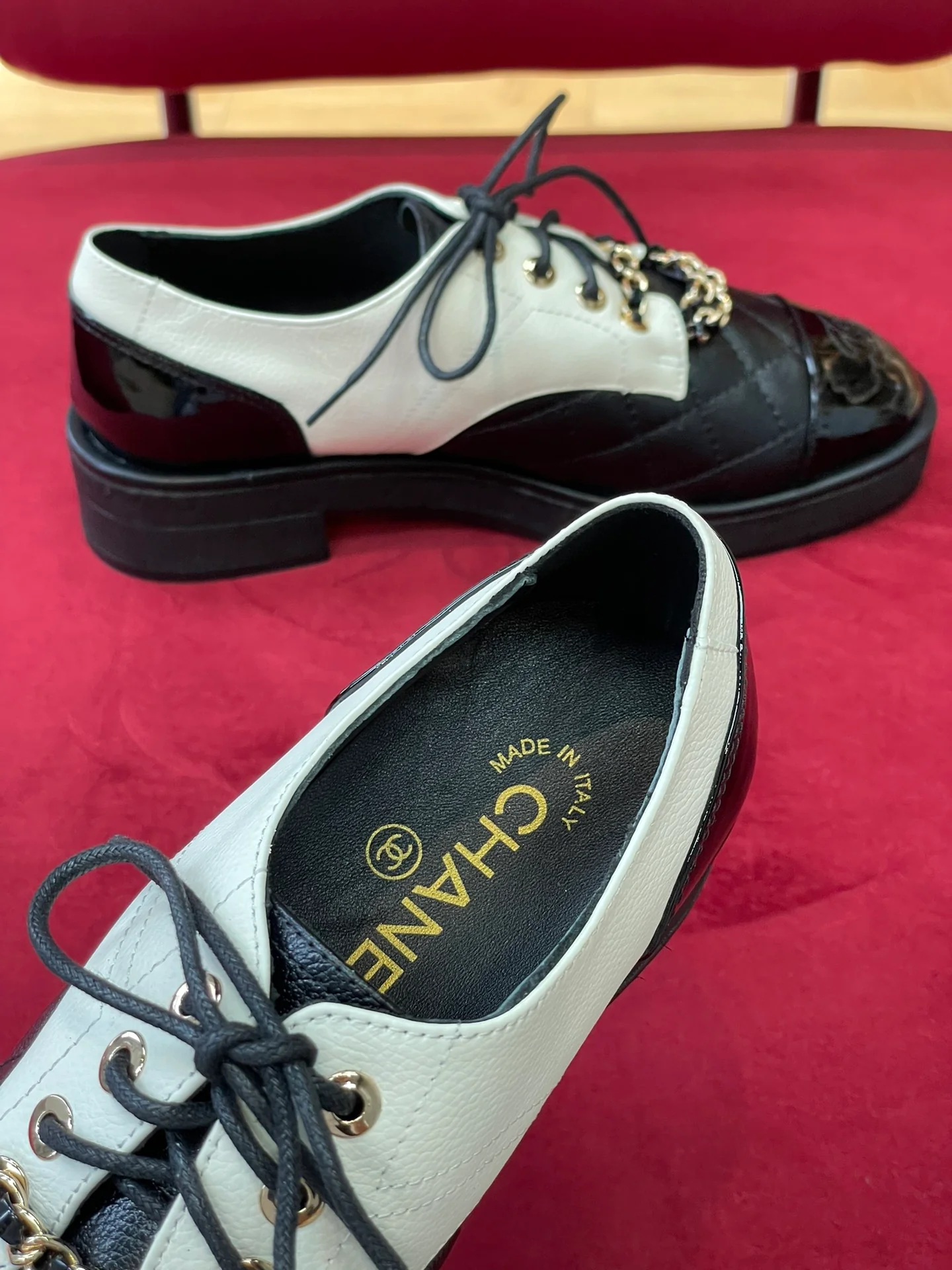 Кожаные туфли Chanel с цепочками — белые и черные