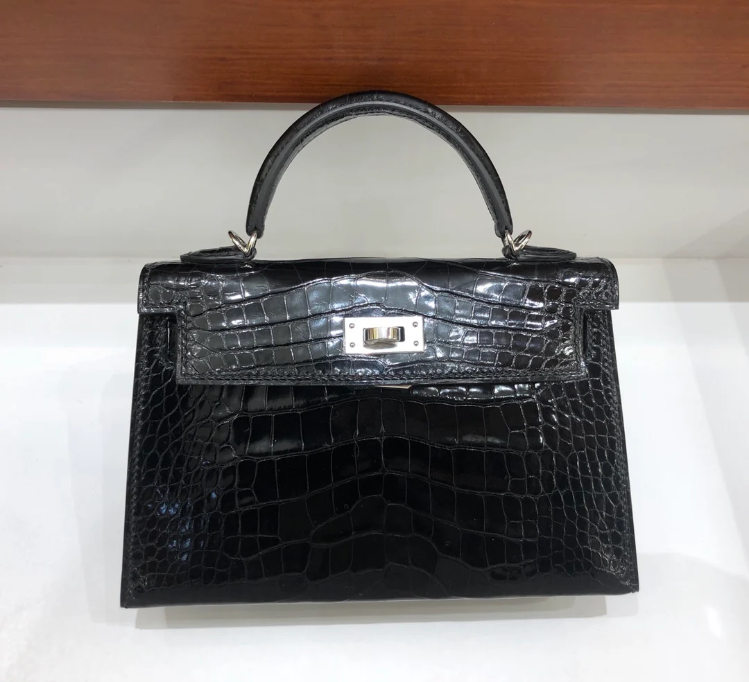 Миниатюрные часы Hermes Kelly Mini 2nd Generation из кожи аллигатора, черные, с серебряной пряжкой.