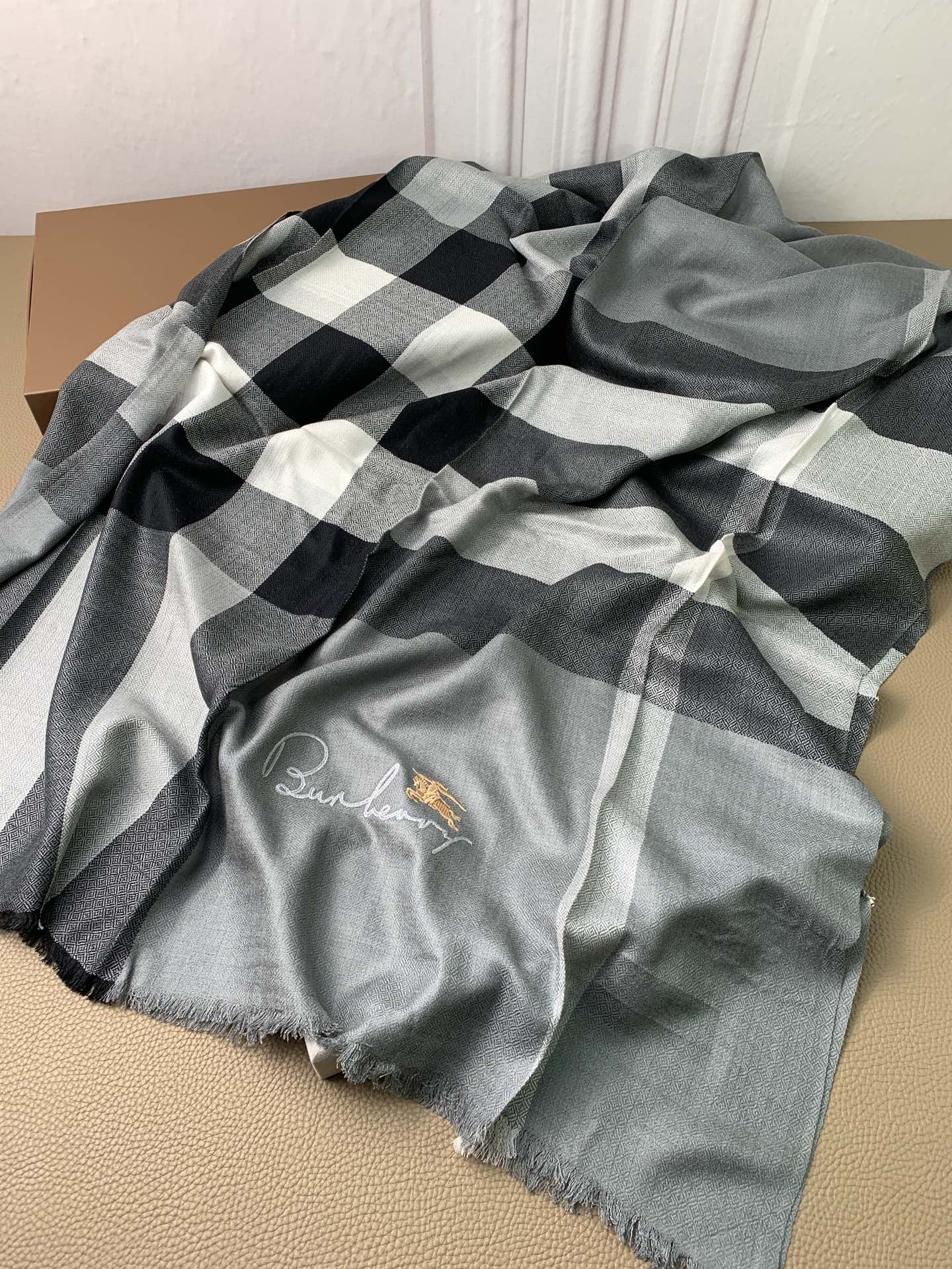 Кашемировый шарф Burberry с вышивкой бриллиантами в виде конской сбруи