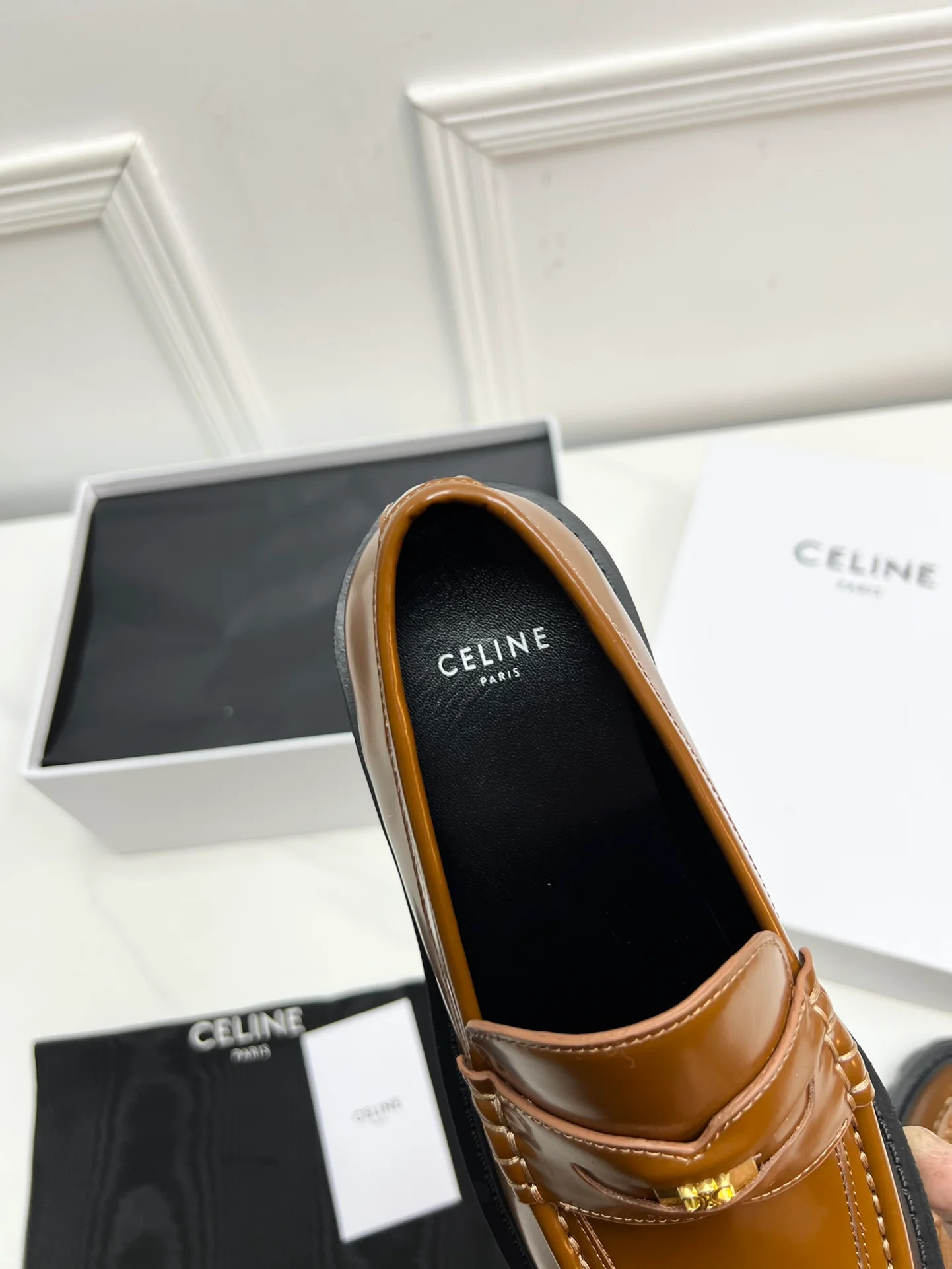 Новинка сезона весна/лето 2023 от Celine - Лоферы в стиле ретро - Коричневые