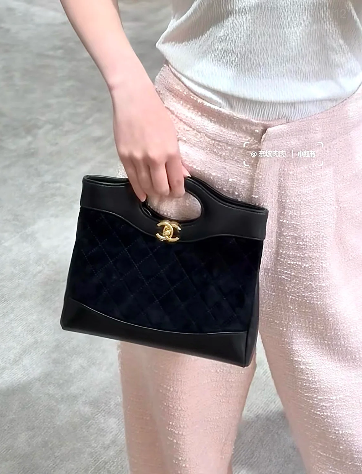 Мини-сумка Chanel 25p 31 из замши, черная