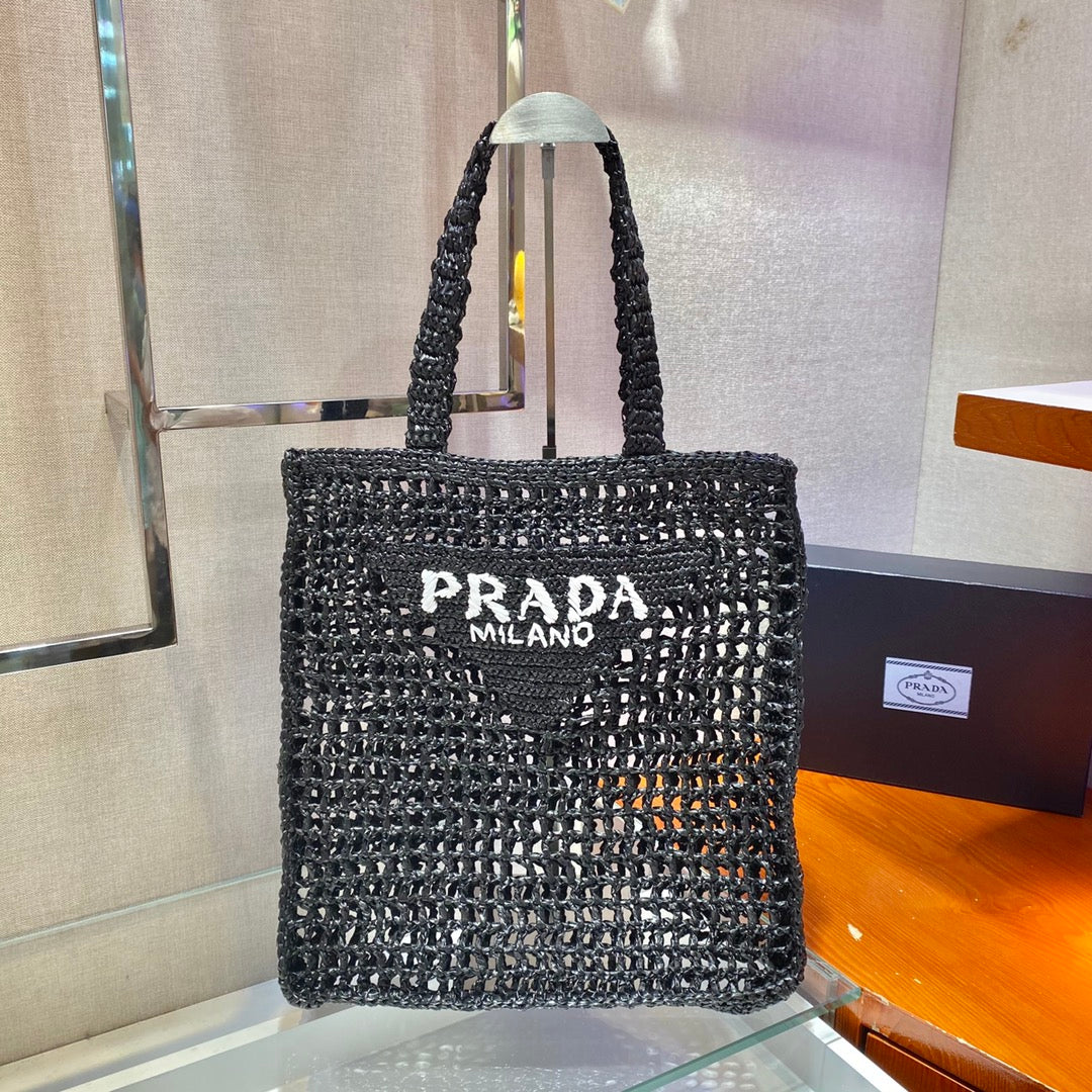 Сумка-тоут Prada из рафии, черная.