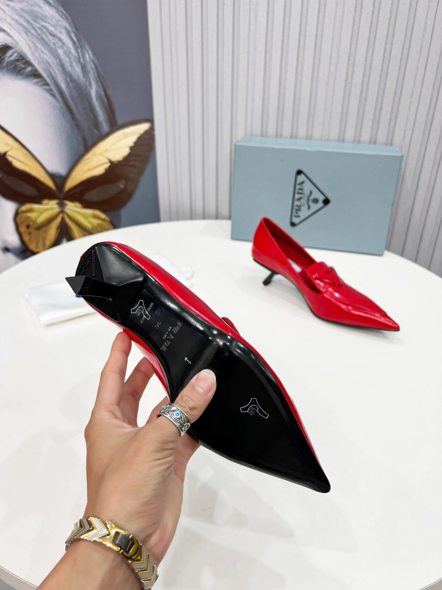 Новинка сезона весна/лето 2022 от Prada — туфли на невысоком каблуке с острым носком.