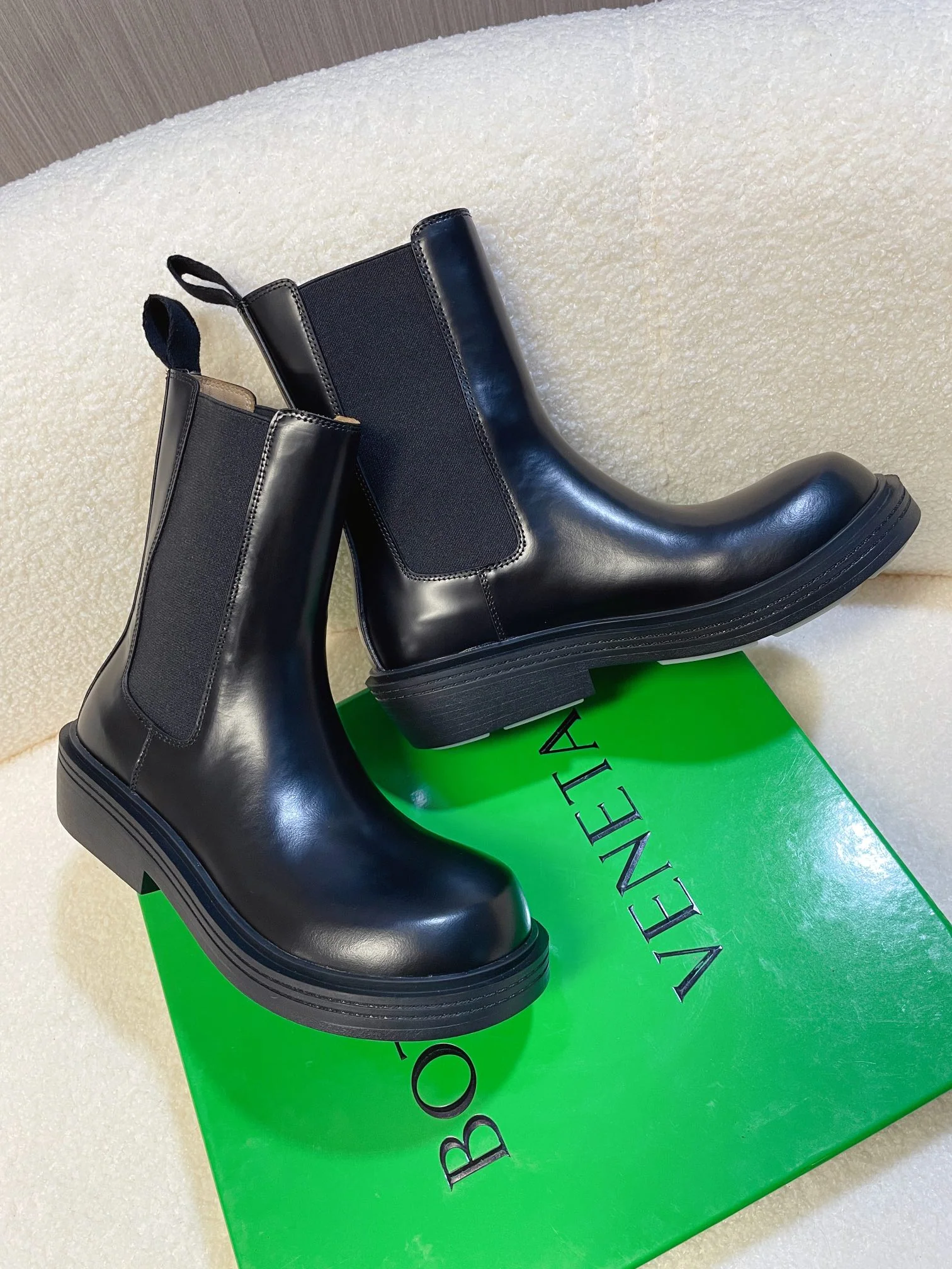 Новинка сезона осень/зима 2023 от BV - Ботинки ?Челси? пожарного типа - Ботинки с большим пальцем ноги - Глянцевый черный