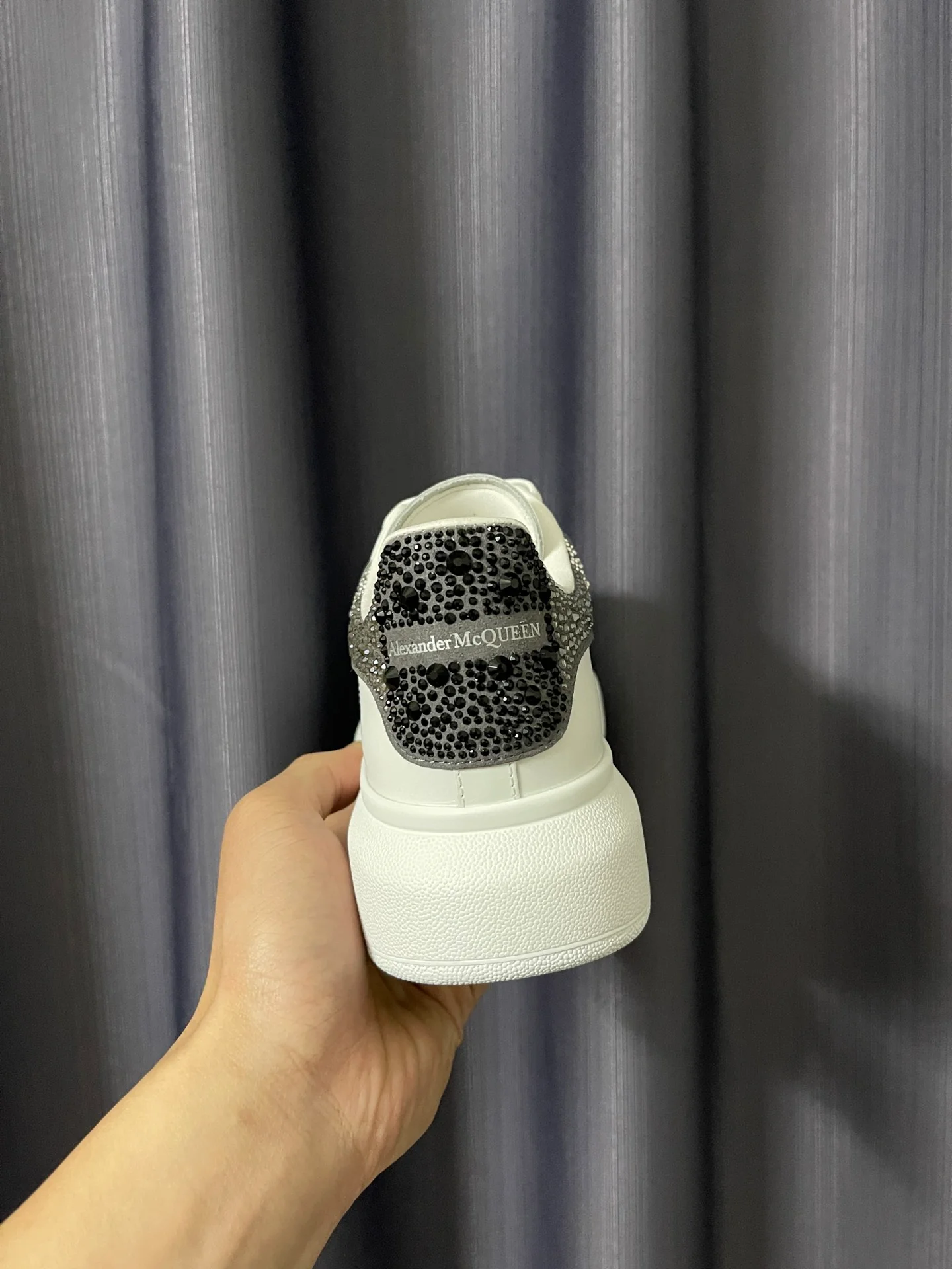 Классические белые кроссовки McQueen - унисекс - черные/серые/серебристые с каблуком, украшенным стразами