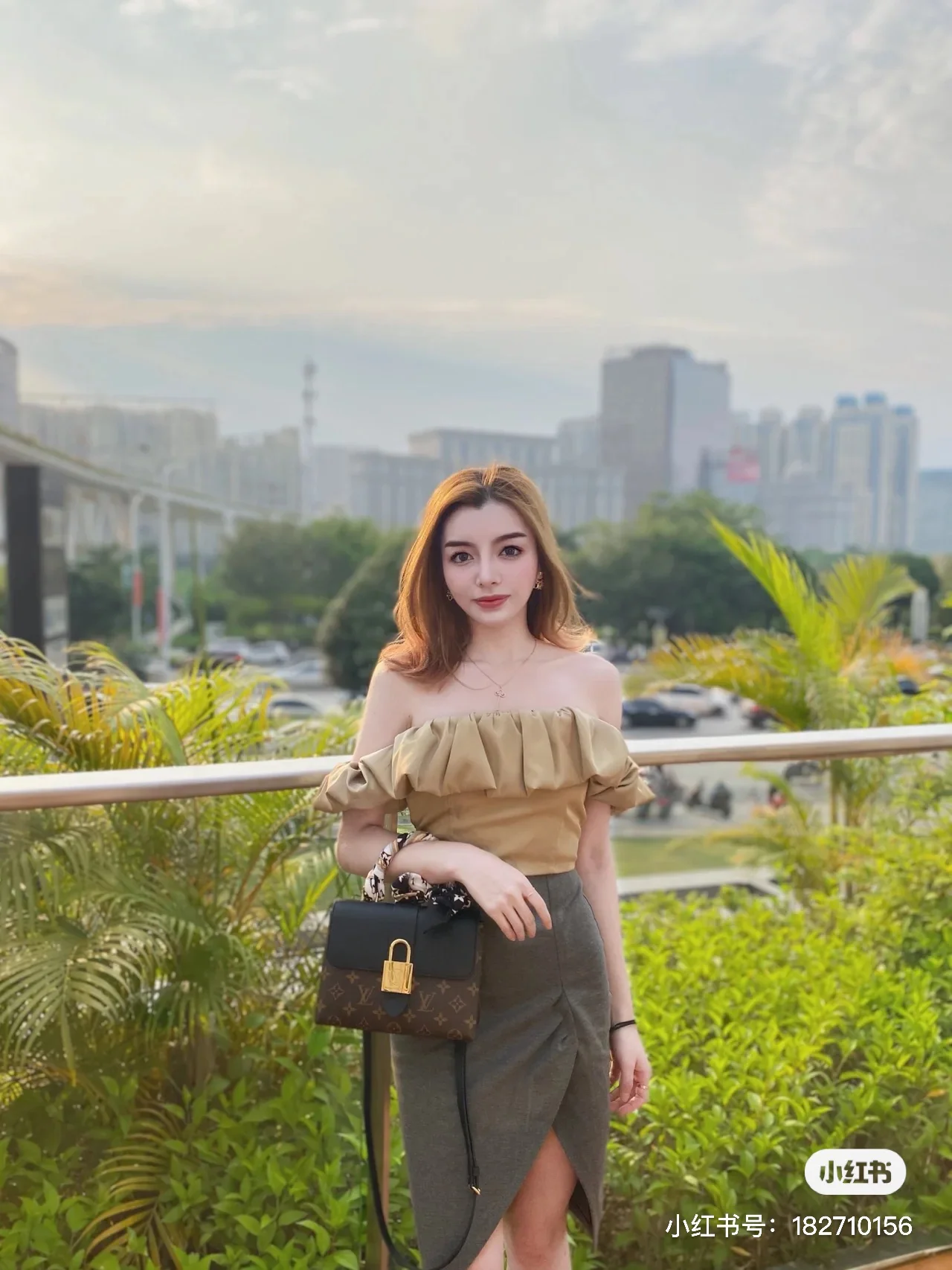 m44141-LV-locky-lock bag-black-on-body photo