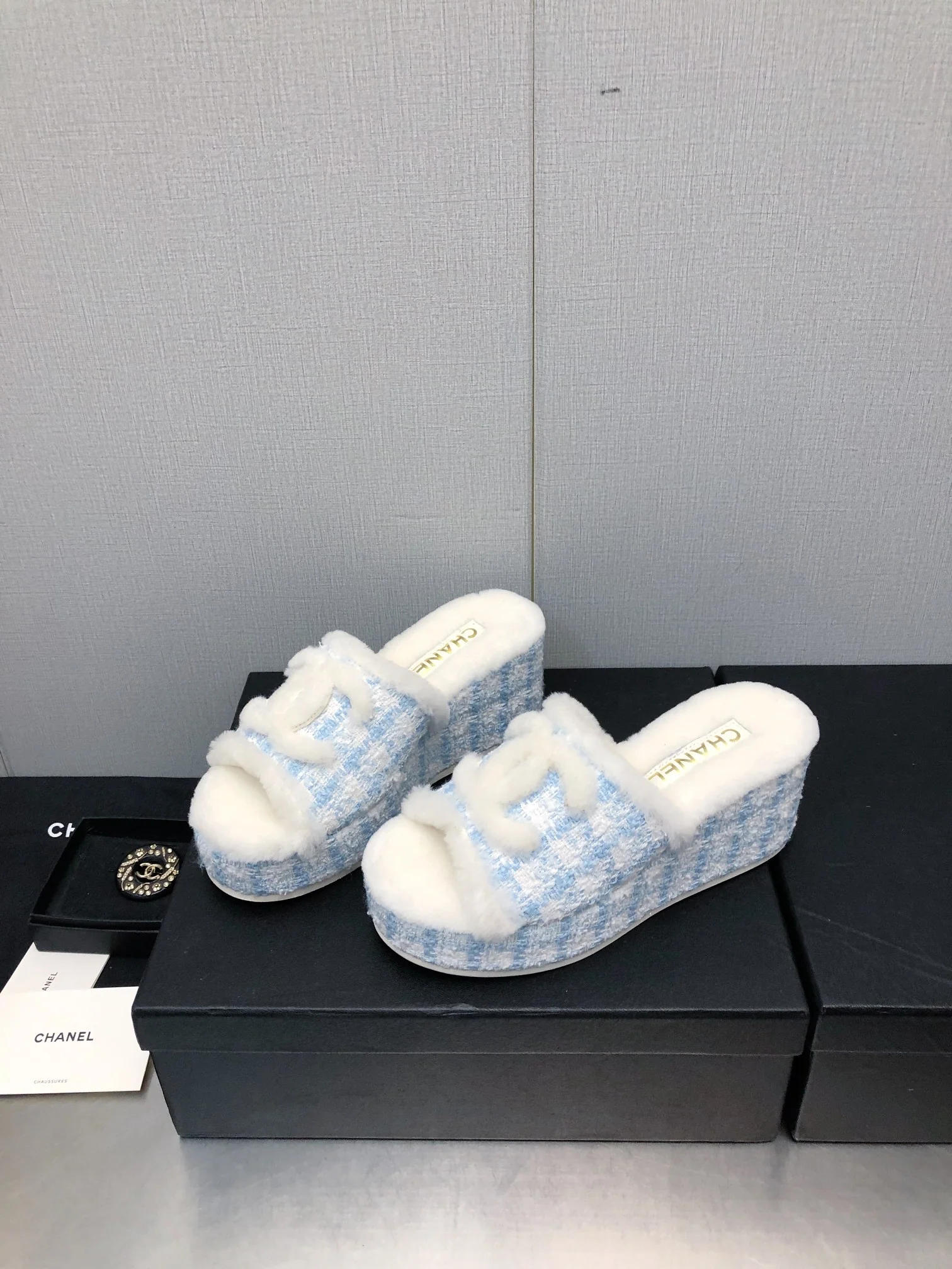 Новинка сезона осень/зима 2023 от Chanel - шерстяные сандалии в клетку сзади - светло-голубые.