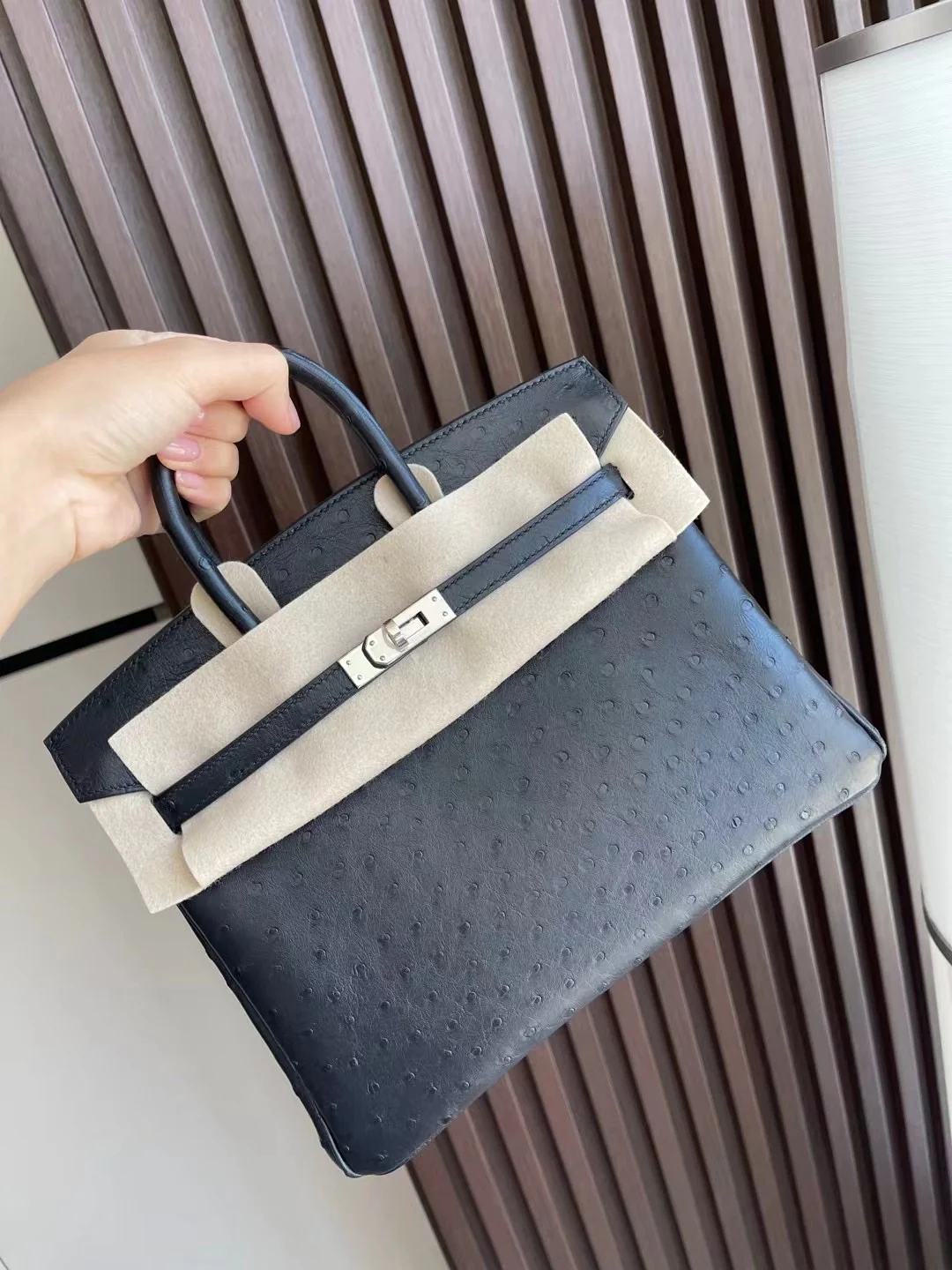 Сумка Hermes Birkin 25 из страусиной кожи черного цвета с серебряной пряжкой.