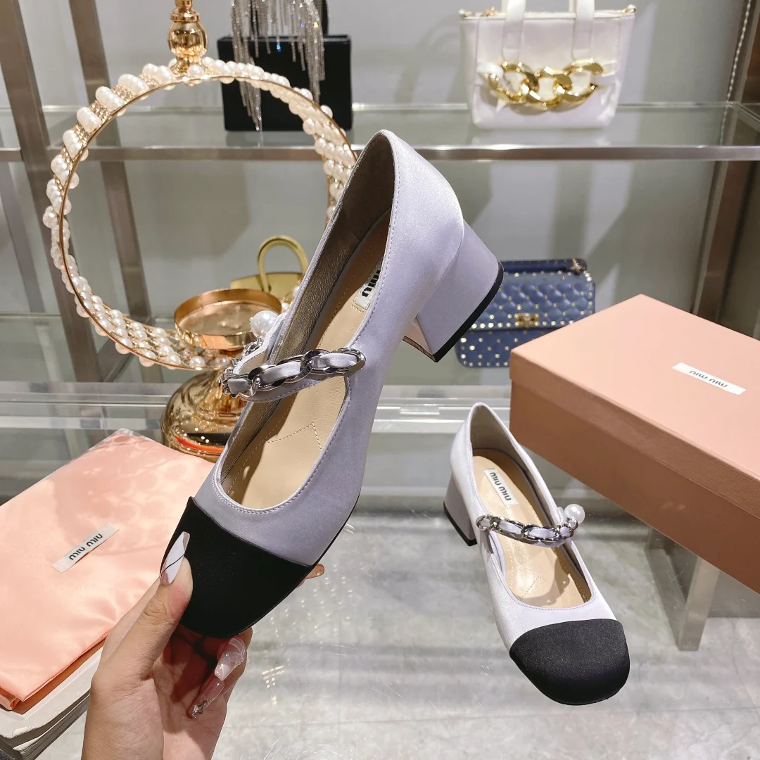 Весенняя коллекция Miu Miu 2023 — Шелковые туфли с квадратным носком — Фиолетовые