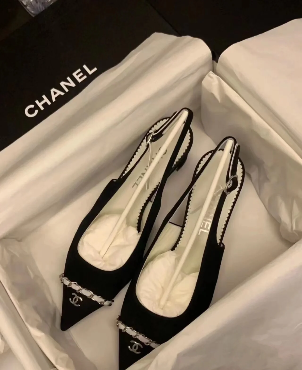 Новинка 2023 года от Chanel - туфли на низком каблуке с острым носком.