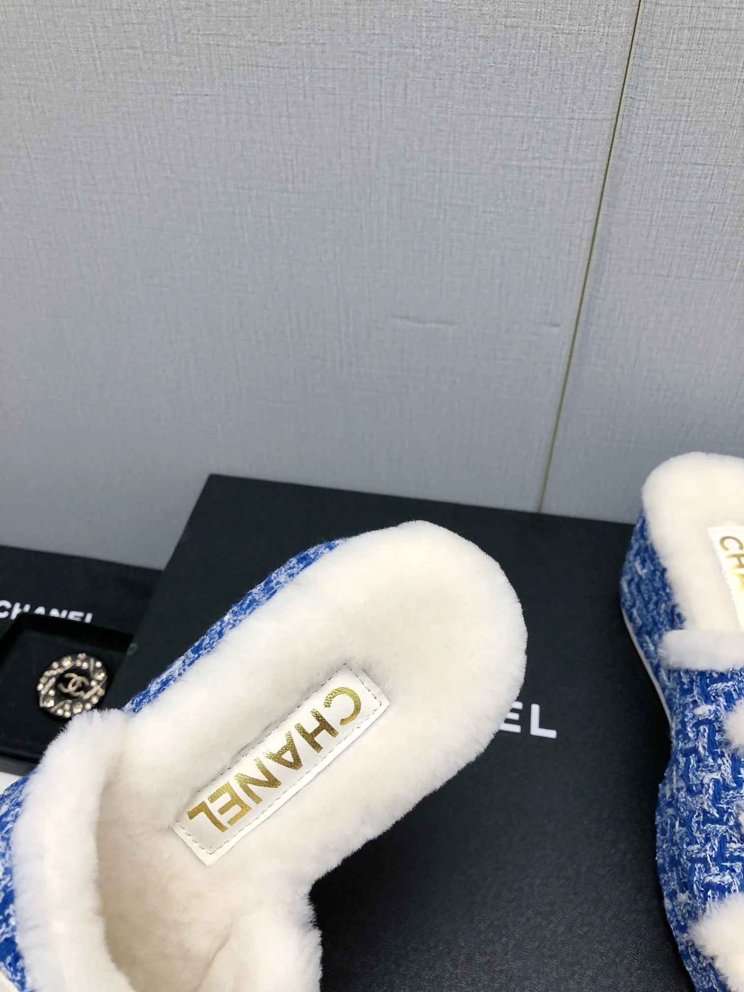 Новинка сезона осень/зима 2023 от Chanel - шерстяные сандалии в клетку - темно-синие.