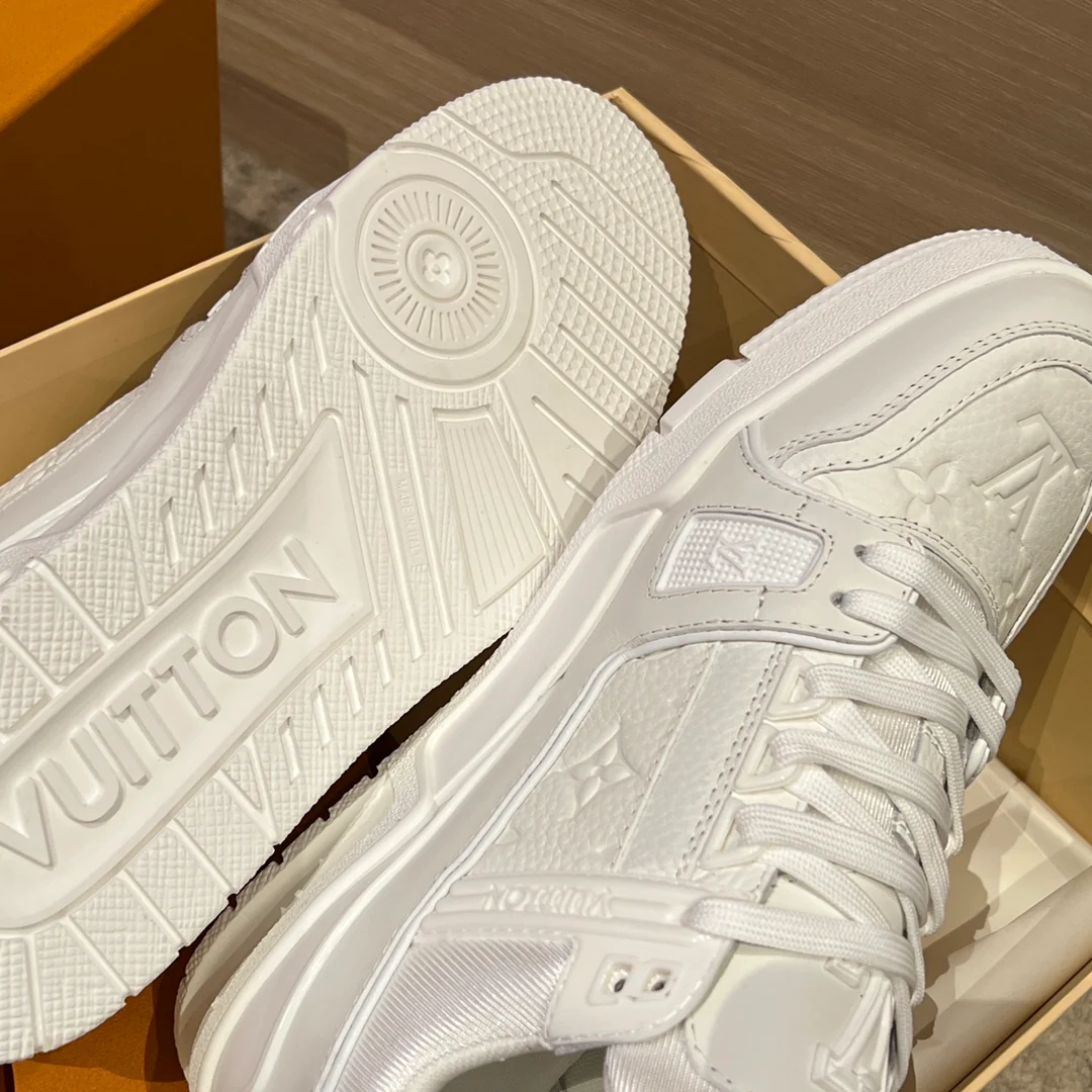 Повседневные кроссовки LV Trainer - белые с тиснением