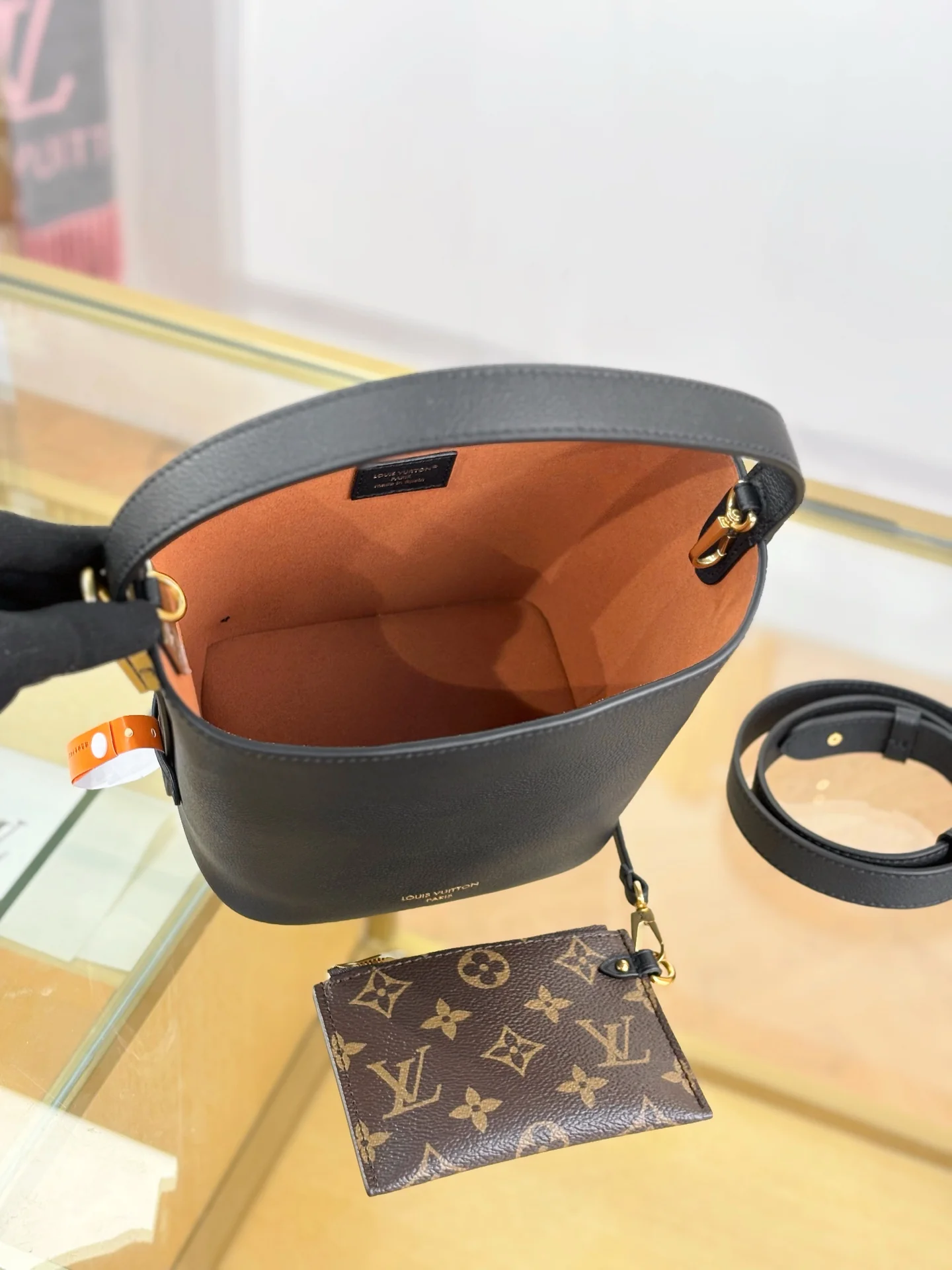 LV-m25543-low-key-all-in-bb сумка-черная