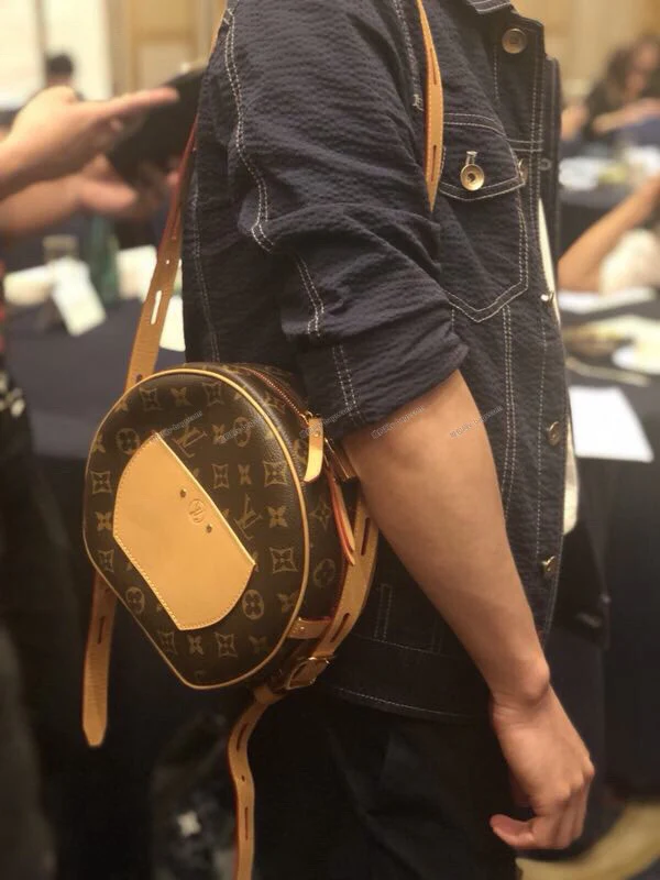 Круглая сумка LV