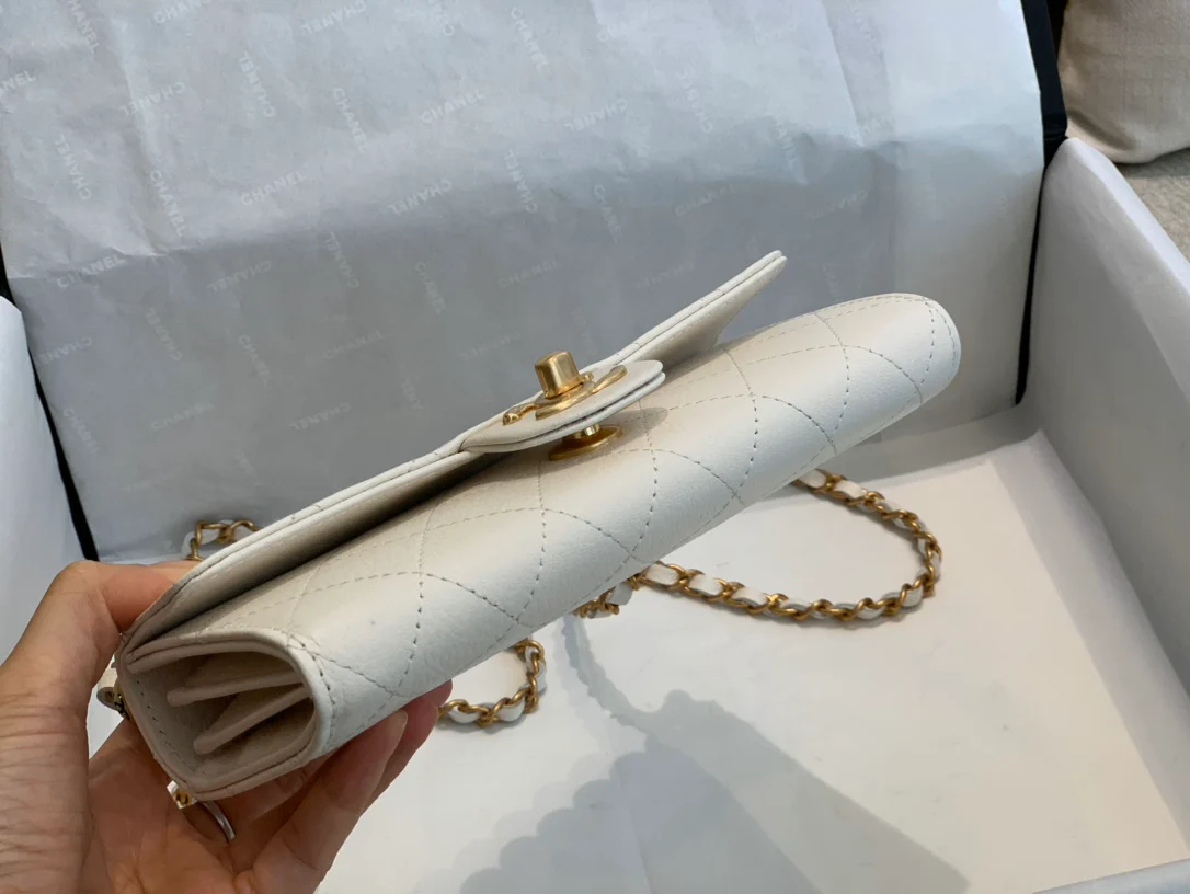 Chanel - с жемчужной цепочкой WOC-1