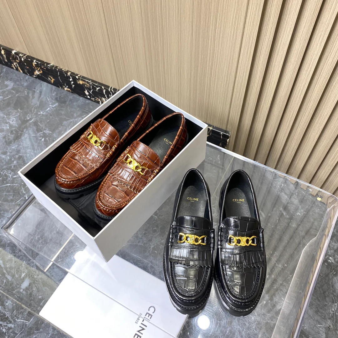 Лоферы Celine на платформе с крокодиловым рисунком