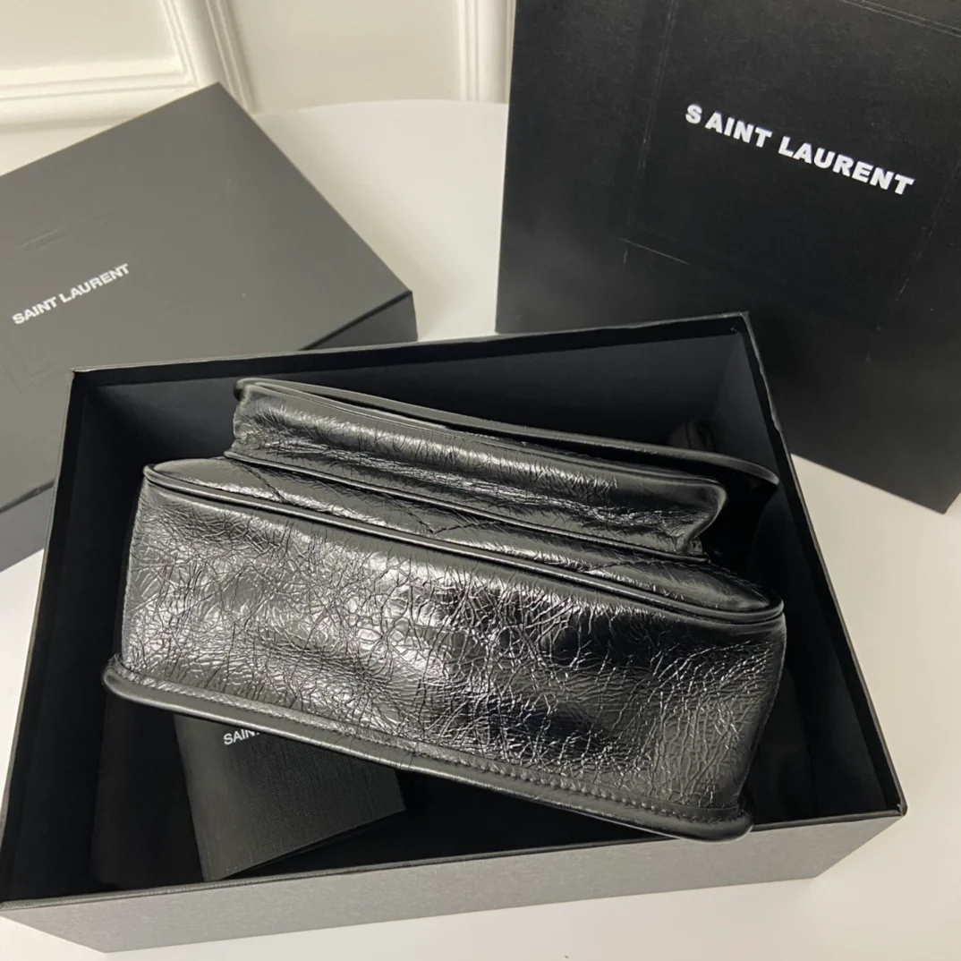 YSL Niki Baby 22 см, кожаный ремешок, черный, с золотой цепочкой