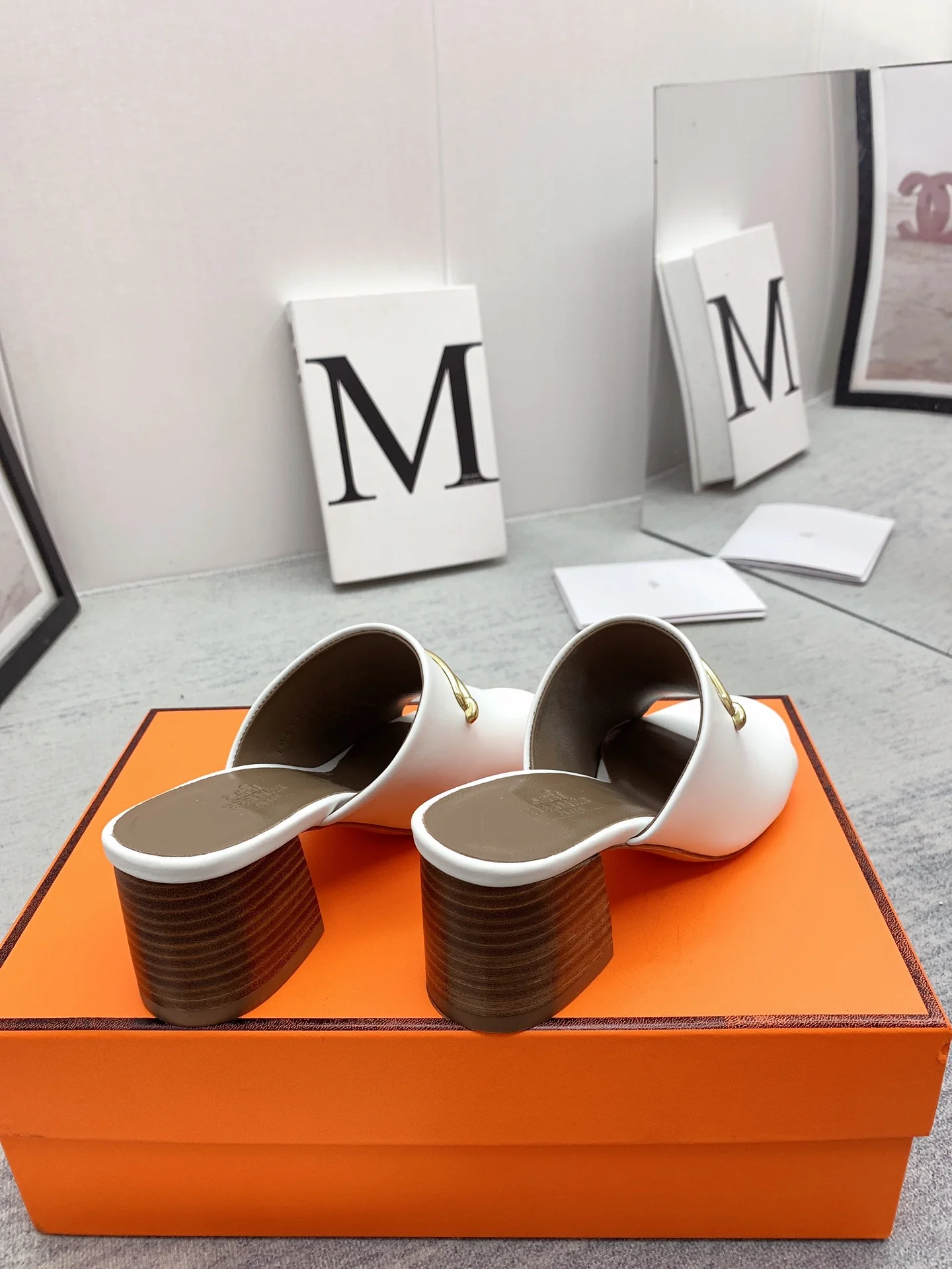 Новинка сезона весна/лето 2022 от Hermes - Высококачественные сандалии на массивном каблуке - 2 пары