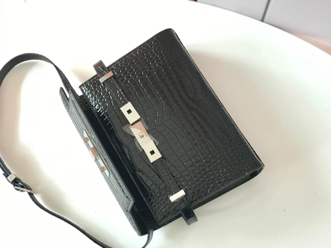 Сумка YSL Manhattan, маленькая, с фурнитурой из серебра с тиснением под крокодиловую кожу.