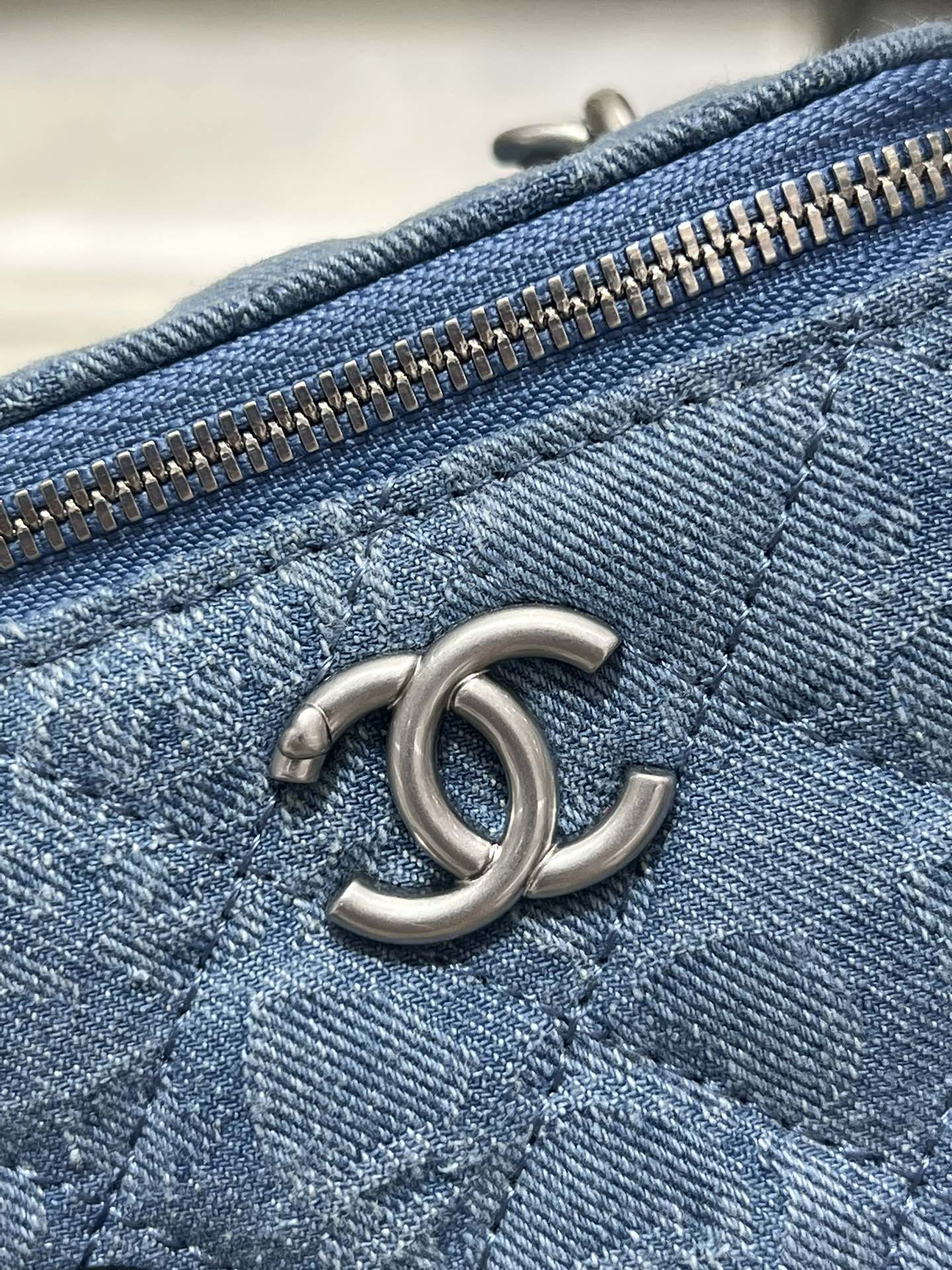 Пуговица в форме сердца из джинсовой ткани Chanel 2023 года — маленькая квадратная коробочка — светло-голубая серебристая пряжка