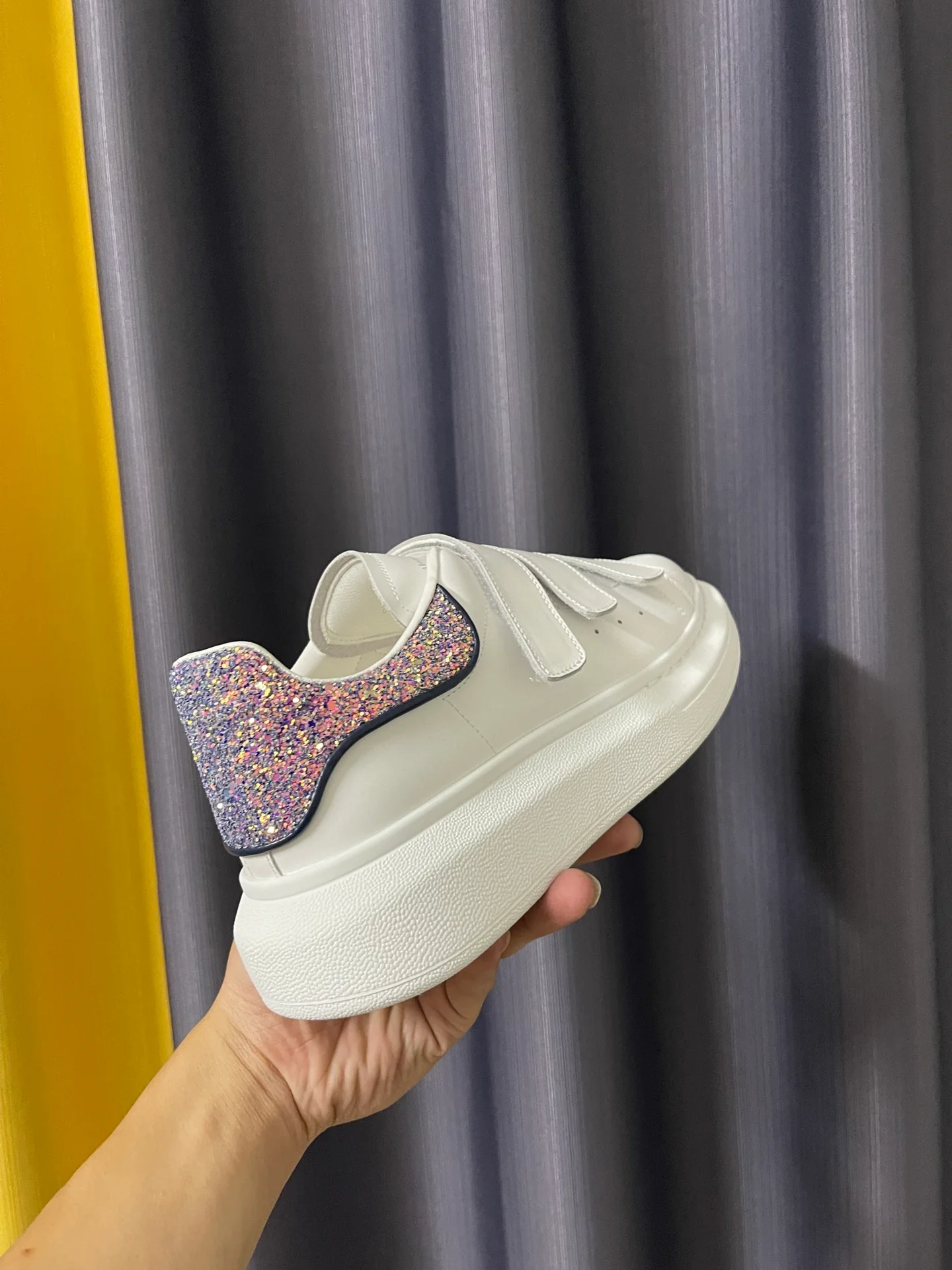 Классические белые кроссовки McQueen - унисекс - дизайн 