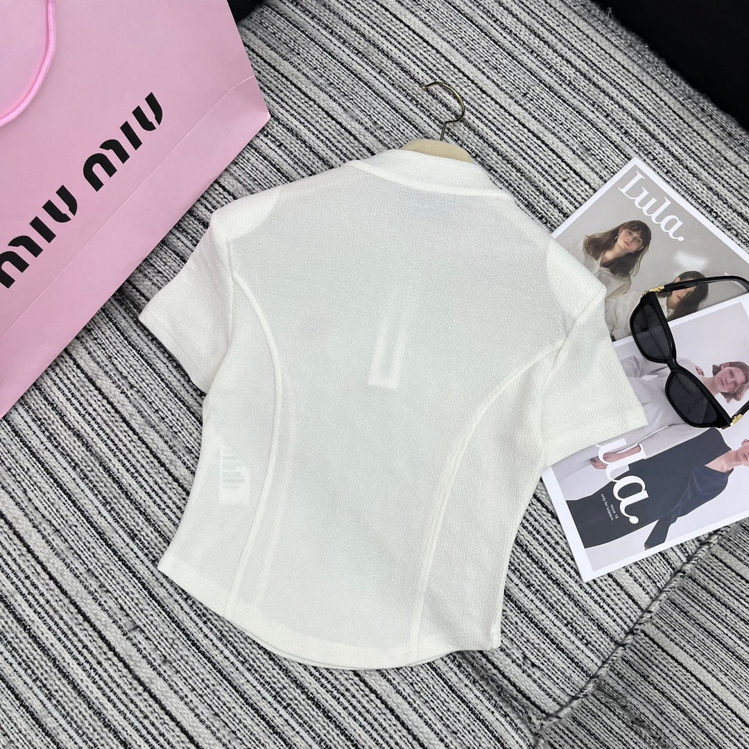 Miu Miu - 2404 - Коллекция весна/лето 2024 - Новый костюм Miu с воротником-стойкой, подплечниками и приталенным силуэтом - Белый