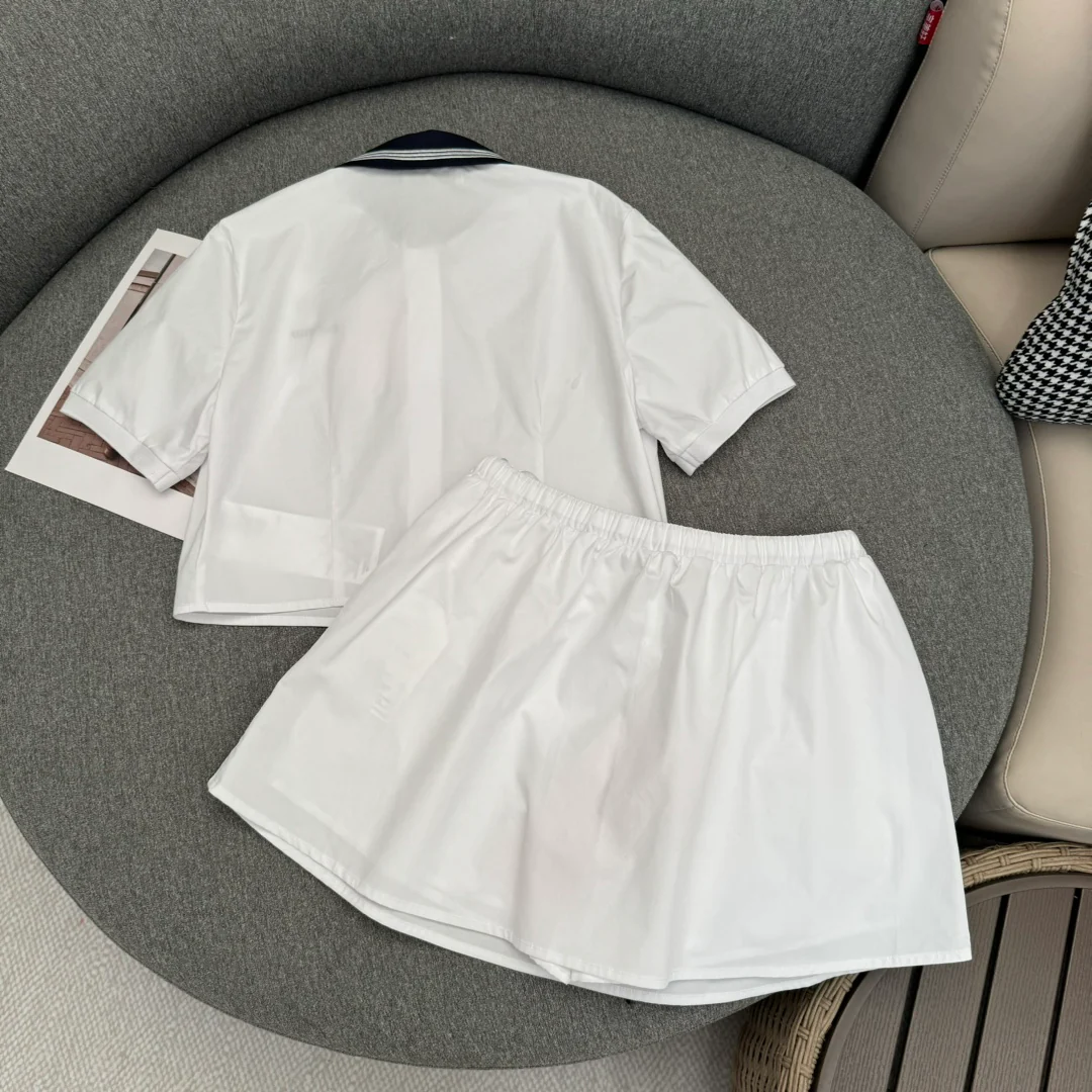 Miu Miu - 2404 - 24 Весна/Лето Новинка Комплект из белой рубашки и юбки из хлопкового поплина в темно-синем стиле