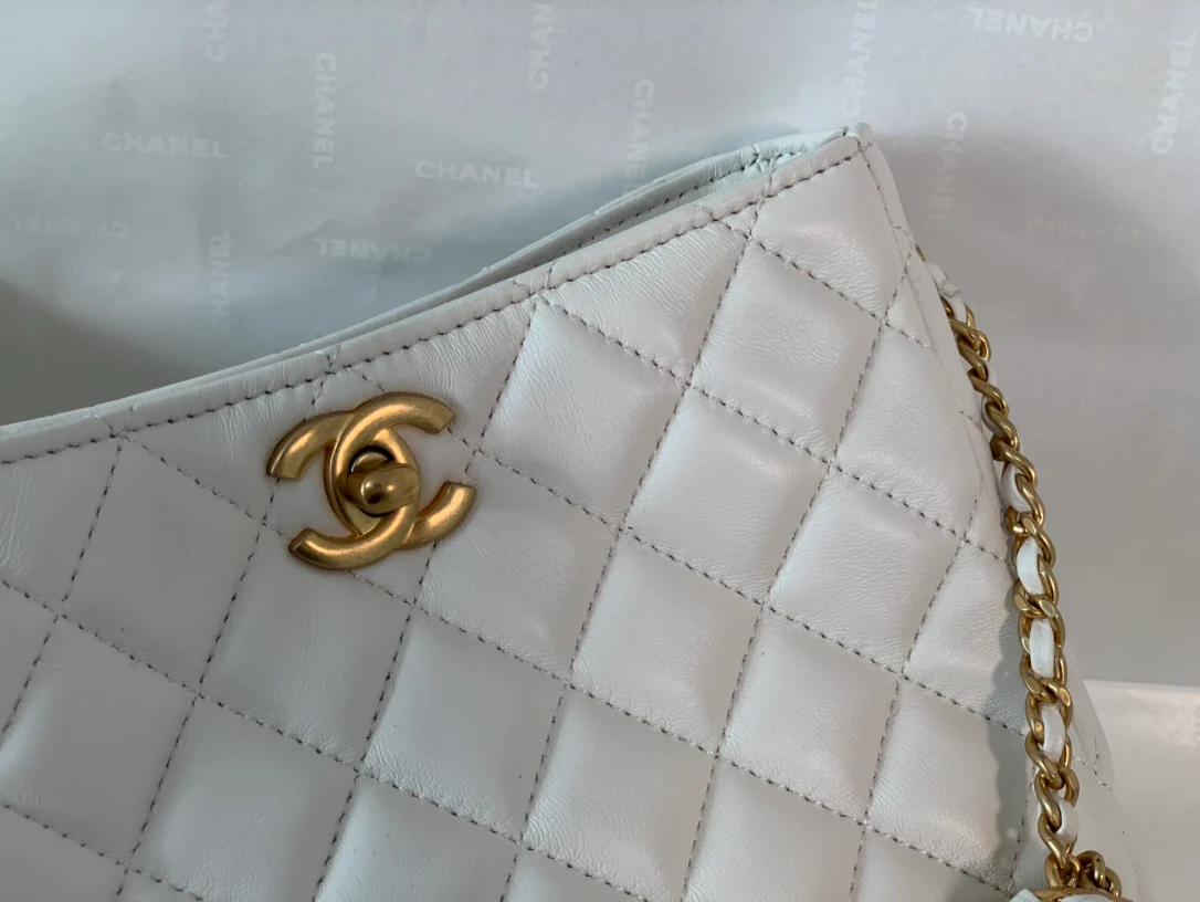 Коллекция Chanel Весна/Лето 2022 - Сумка-хобо Golden Globe - Маленькая