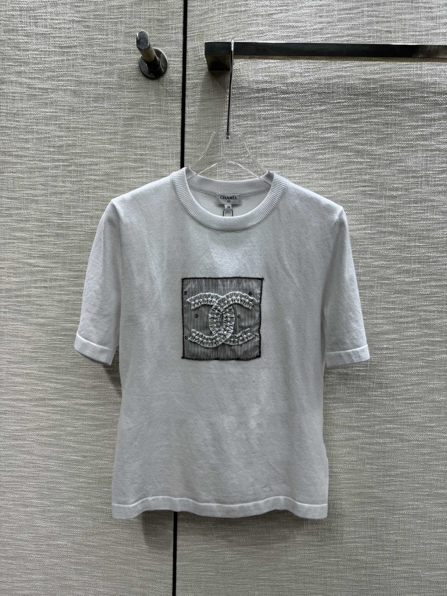 Вязаный топ Chanel 2403 белого цвета с короткими рукавами и двойным логотипом C.