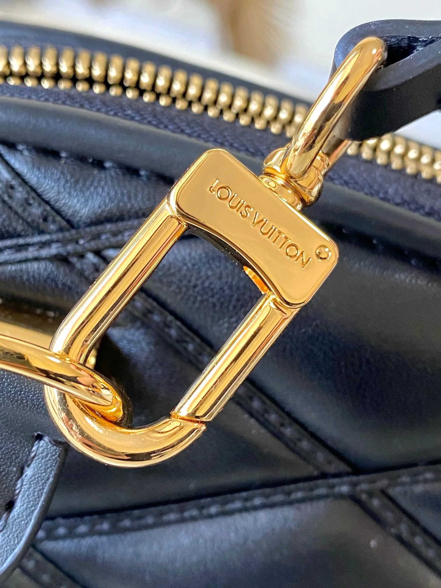 m23666-LV-nicolas-ghesquiere-shell bag-black