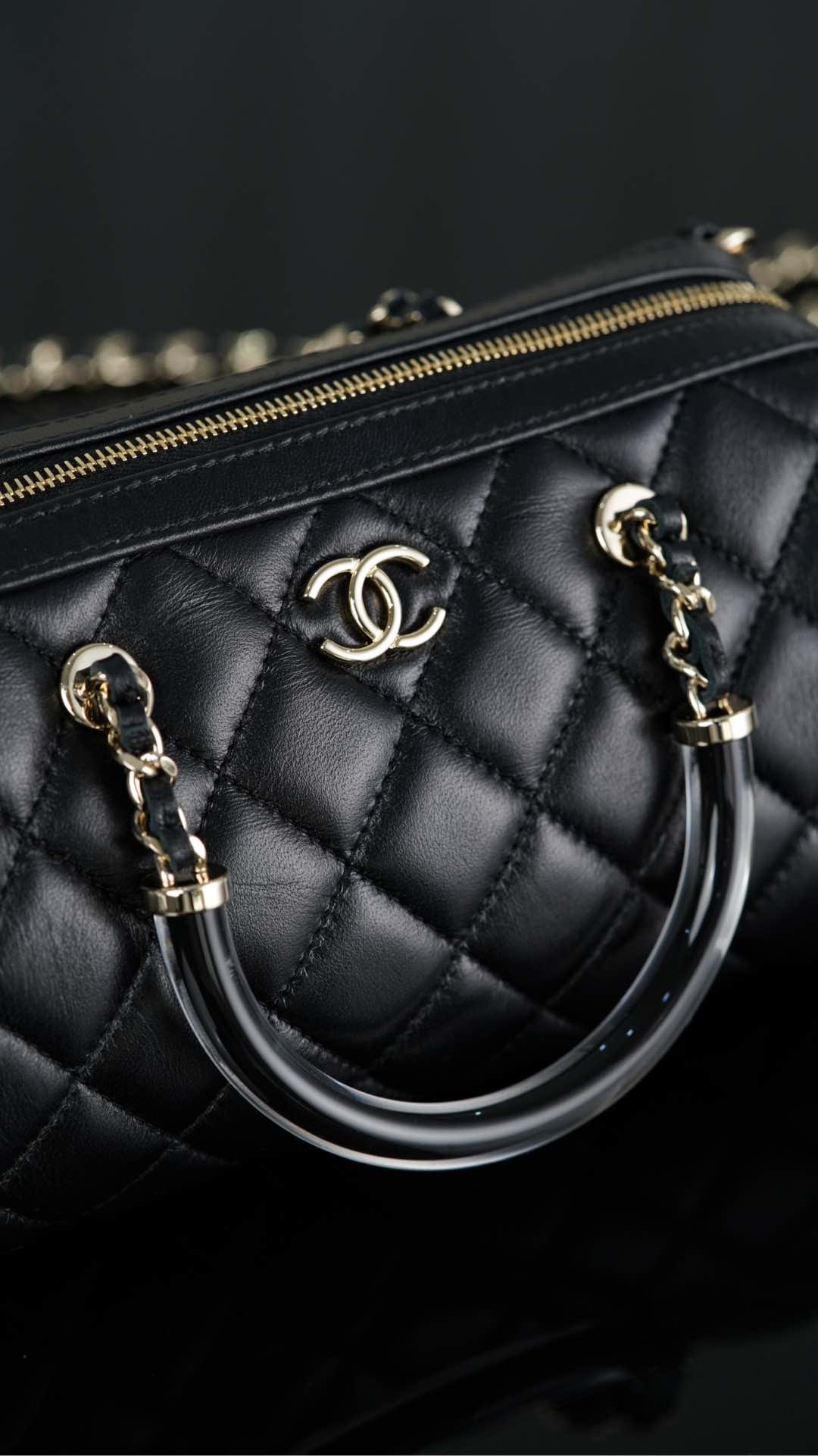 Сумка Chanel 25c Boston Bowling Bag — черно-золотая.